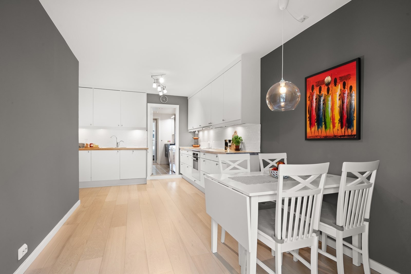 Integrerte stekeovn, platetopp og opplegg for oppvaskmaskin. Galleribilde