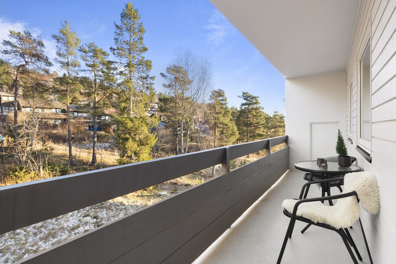 Balkongen utenfor kjøkkenet er perfekt for morgenkaffe i ro og fred, med utsyn til skogsidyll og lekeplass. Galleribilde