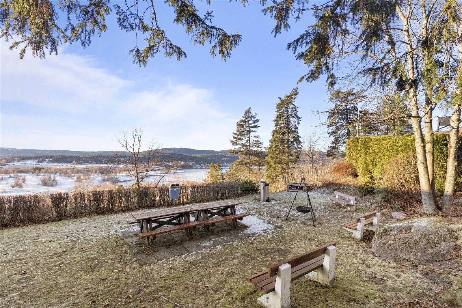 Fellesarealene består av mye naturtomt og er ellers pent opparbeidet med felles uteplasser. Galleribilde