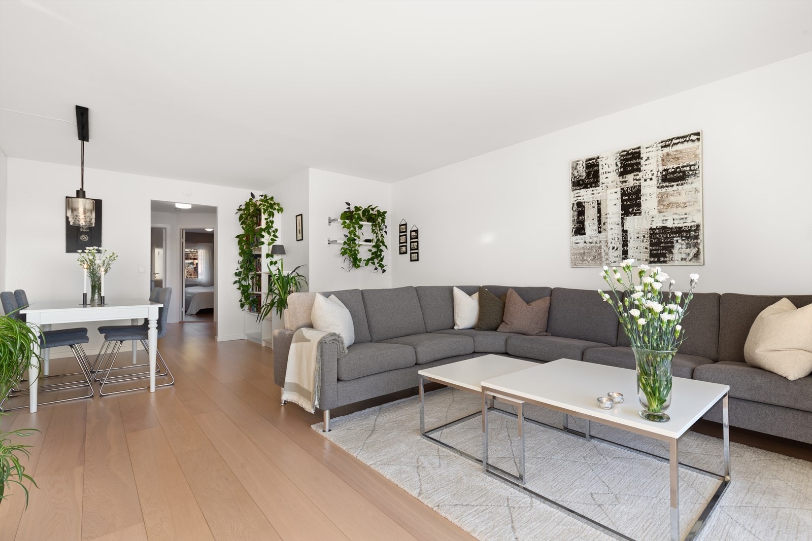 Lys og trivelig stue med rom for både tv-kos og sosiale sammenkomster. Galleribilde