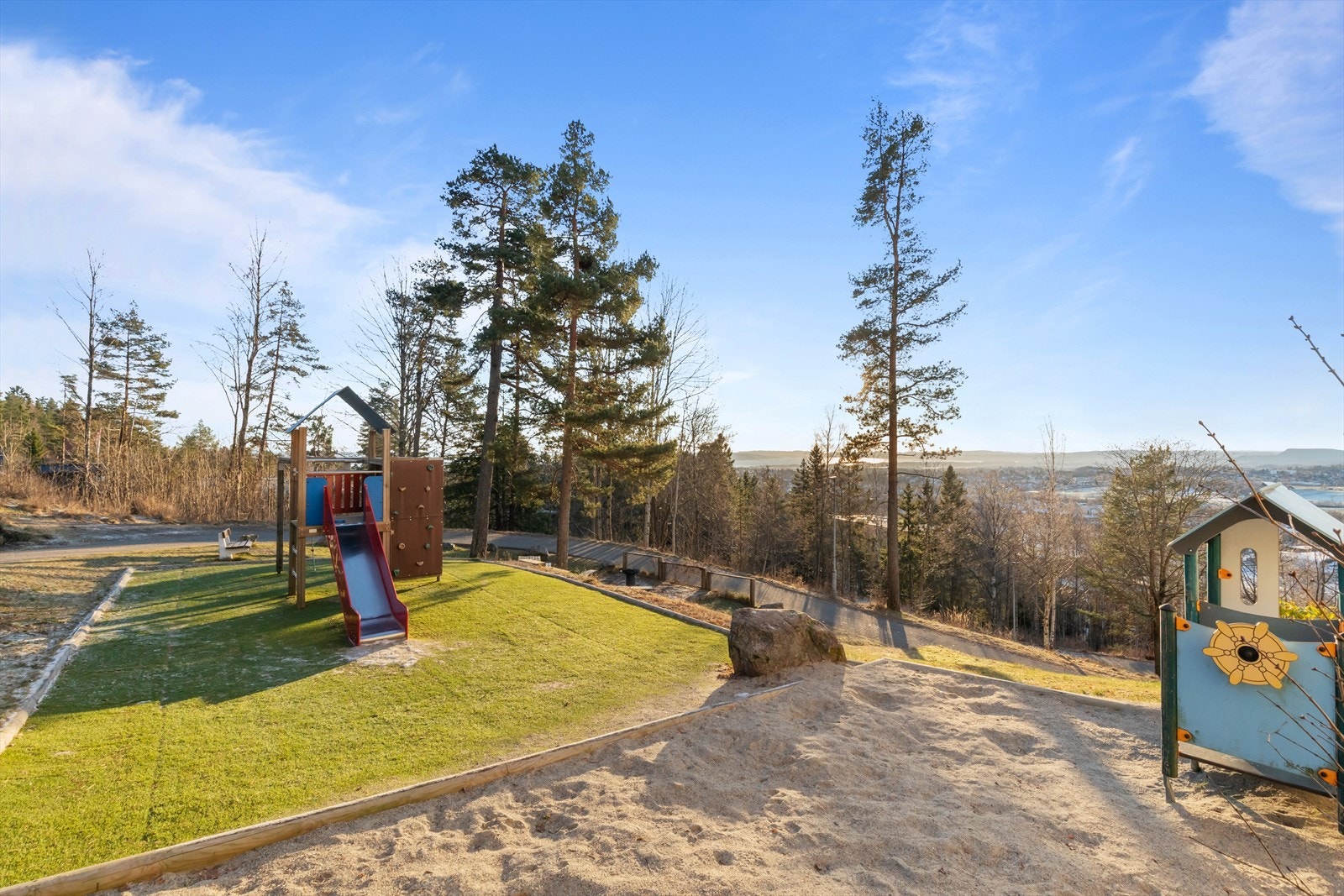 Flere lekeplasser rett nedenfor og trygge omgivelser gjør det ideelt for småbarnsfamilier. Galleribilde