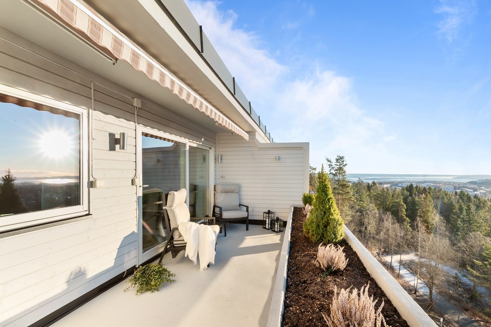 Sydvestvendt, solrik terrasse med panorama mot Bogstadvannet, byen, marka og helt til fjorden. Galleribilde