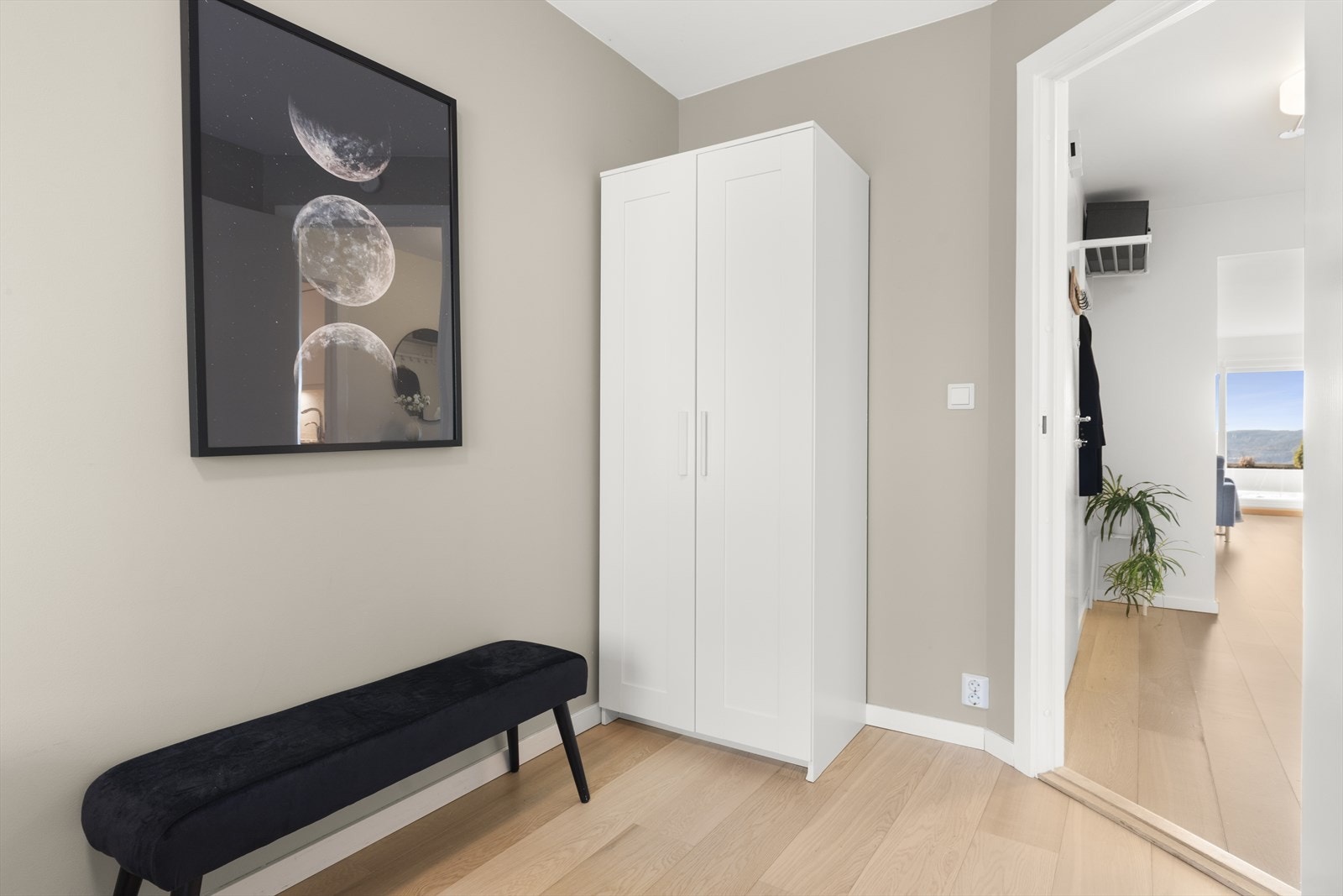 Leiligheten har rikelig med skapplass både på soverom og i omkledningsrommet. Galleribilde