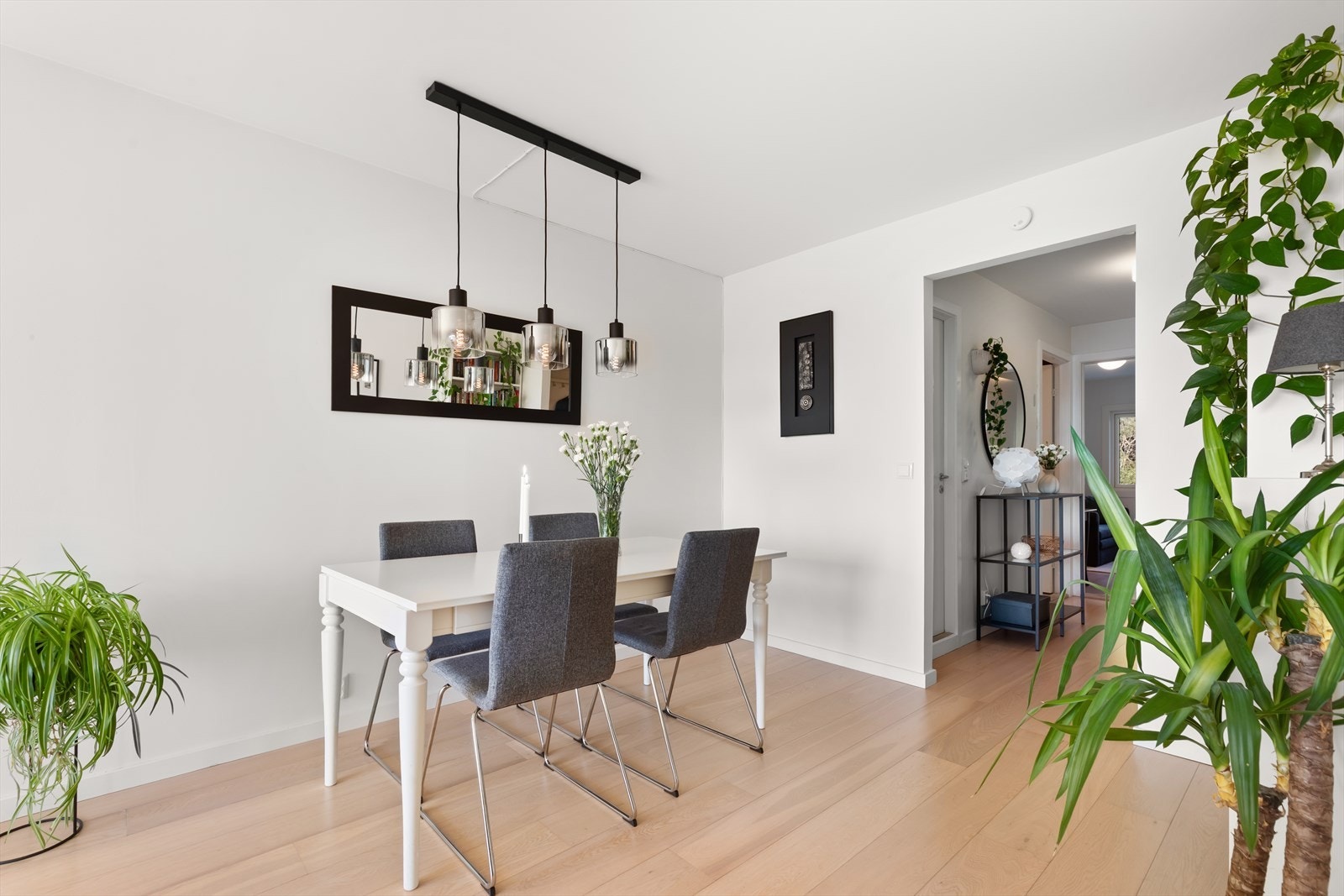 Spiseplass. Glatte, lyse vegger gir et rolig og innbydende uttrykk. Galleribilde