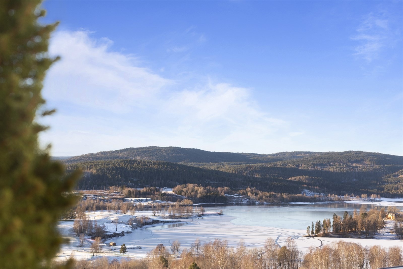 Usjenert mot sydvest med spektakulær utsikt over Bogstadvannet. Du skimter Bogstad gård nederst til høyre i bildet. Galleribilde