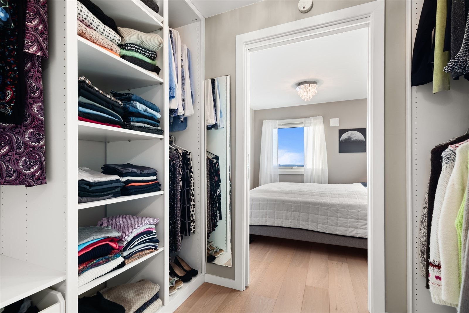 Eget omkledningsrom med skuffer og hyller, en ren hverdagsluksus som gir skap nok til hele familien. Galleribilde