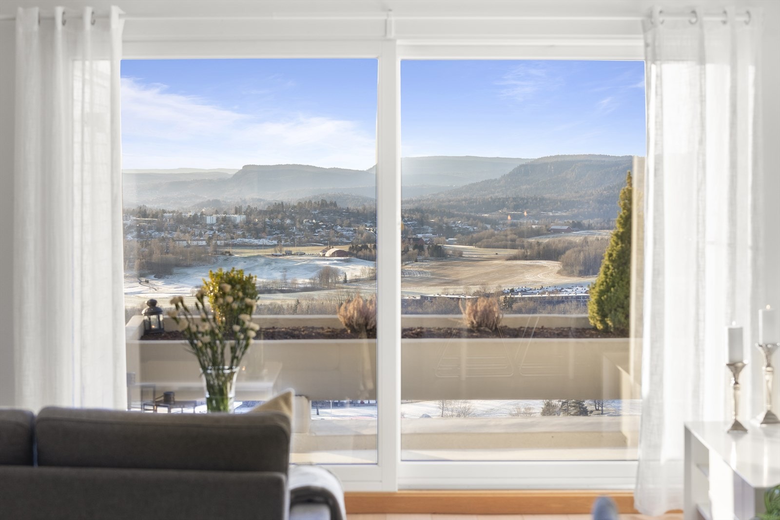 Velkommen til Olaf Bulls vei 13 B, en lys og gj.gående 4-roms med gjennomgående planløsning og to nydelige uteplasser. Flott intern beliggenhet og panoramautsikt! Galleribilde