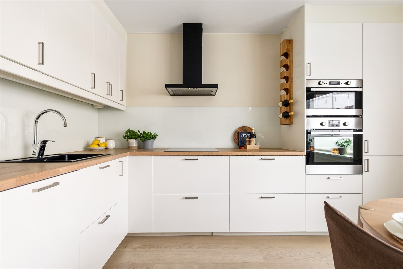 Kjøkkenet er utstyrt med integrerte hvitevarer, herunder koketopp, stekeovn, mikrobølgeovn, kjøl/frys og oppvaskmaskin. Galleribilde