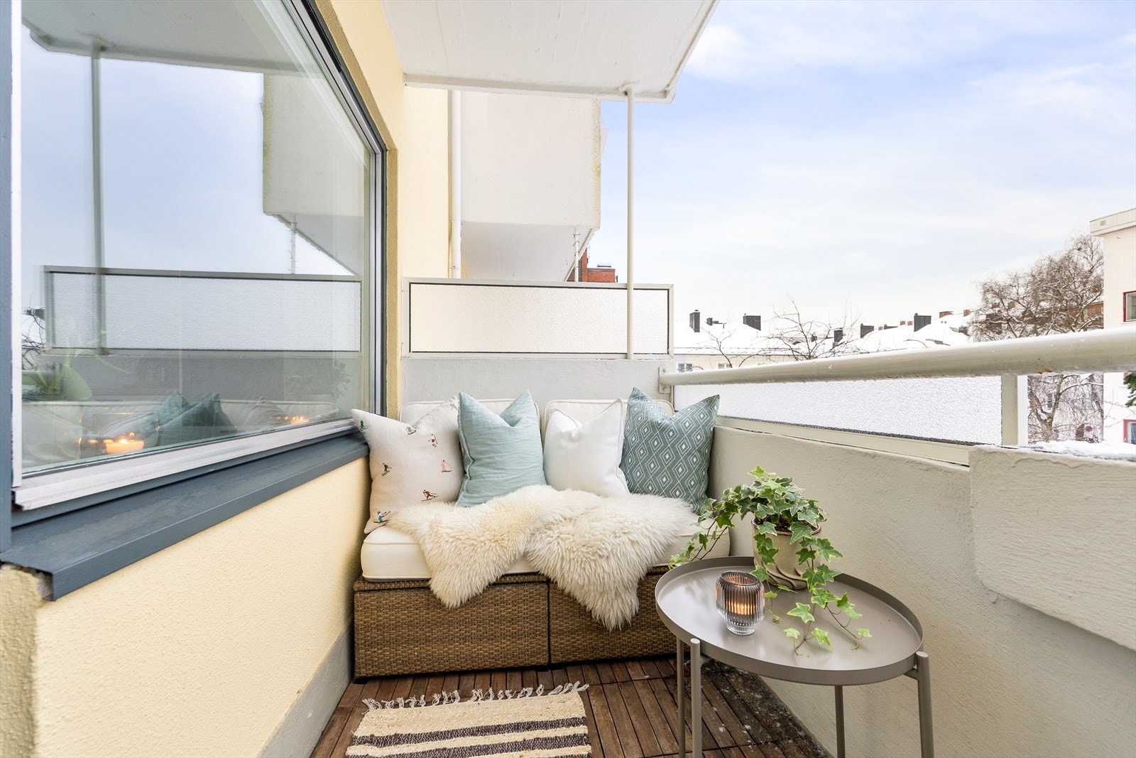 I vår- og sommerhalvåret blir balkongen en naturlig forlengelse av stuen, perfekt for hyggelige stunder med familie og venner. Galleribilde