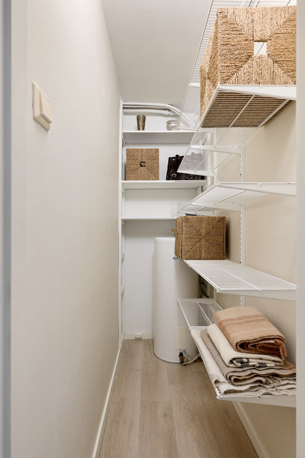 Leiligheten har en praktisk innvendig bod med god plass til klær, sko og annet utstyr. Varmtvannsbereder på 100 liter fra 2014 er plassert i boden. Det ble lagt laminatgulv i innvendig kott, og ny hylleløsning ble installert i desember 2021. Galleribilde