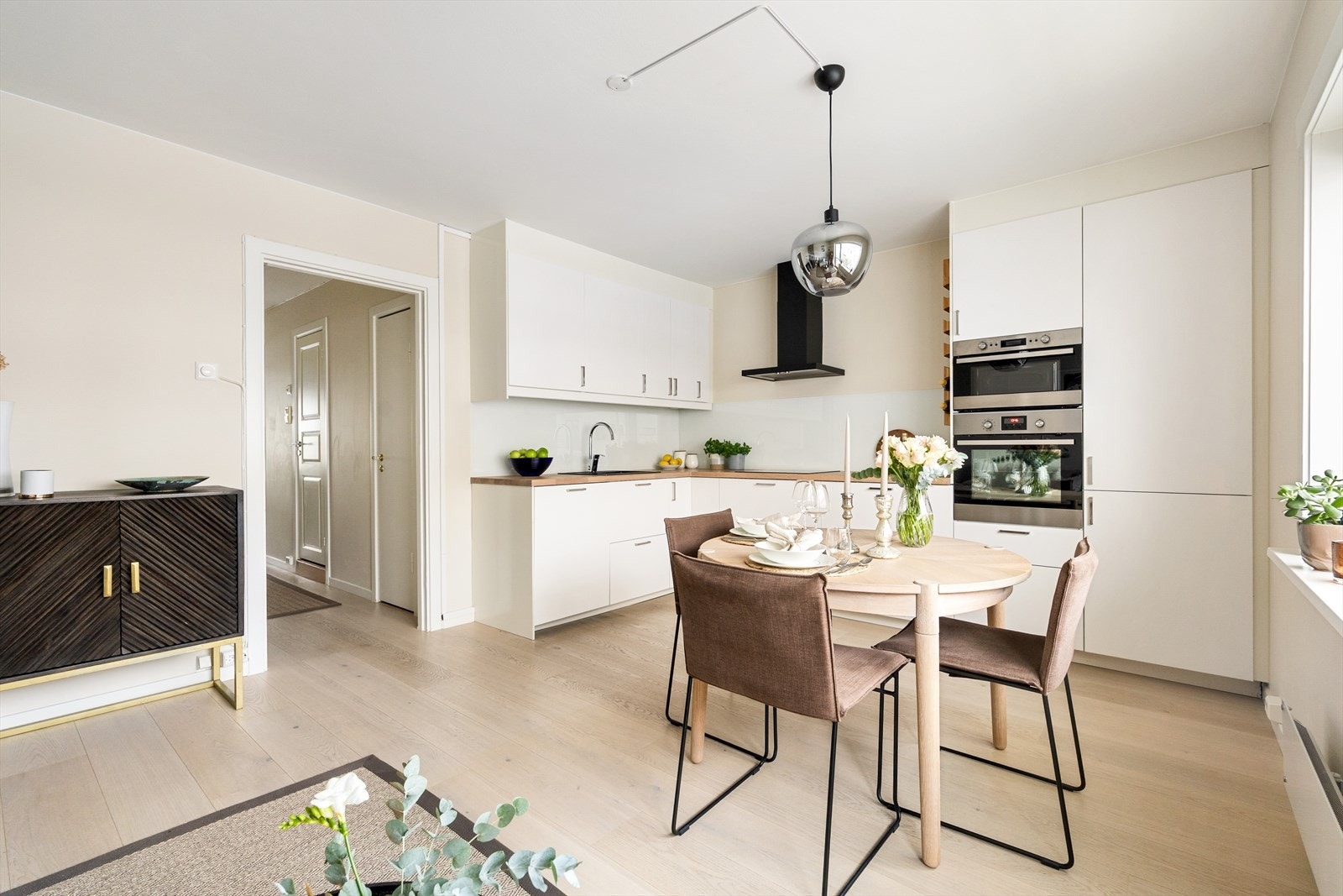 Kjøkkenet har en åpen løsning mot stuen, som skaper en sosial og innbydende atmosfære og legger til rette for gode samlingspunkt i hverdagen. Galleribilde