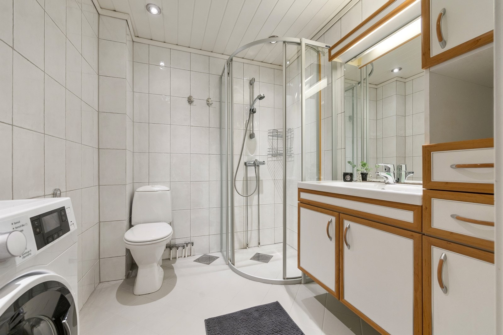 Pent, flislagt baderom med gulvvarme og downlights i himlingen. Gulvet på baderommet ble malt i 2025. Galleribilde