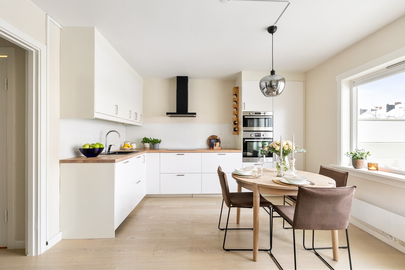 Kjøkkenet fremstår som moderne og funksjonelt, med rikelig skap- og benkeplass. Kjøkkenfronter ble oppgradert til IKEA Veddinge i desember 2025, og kjøkkenbenken ble slipt og overflatebehandlet i desember 2021. Galleribilde