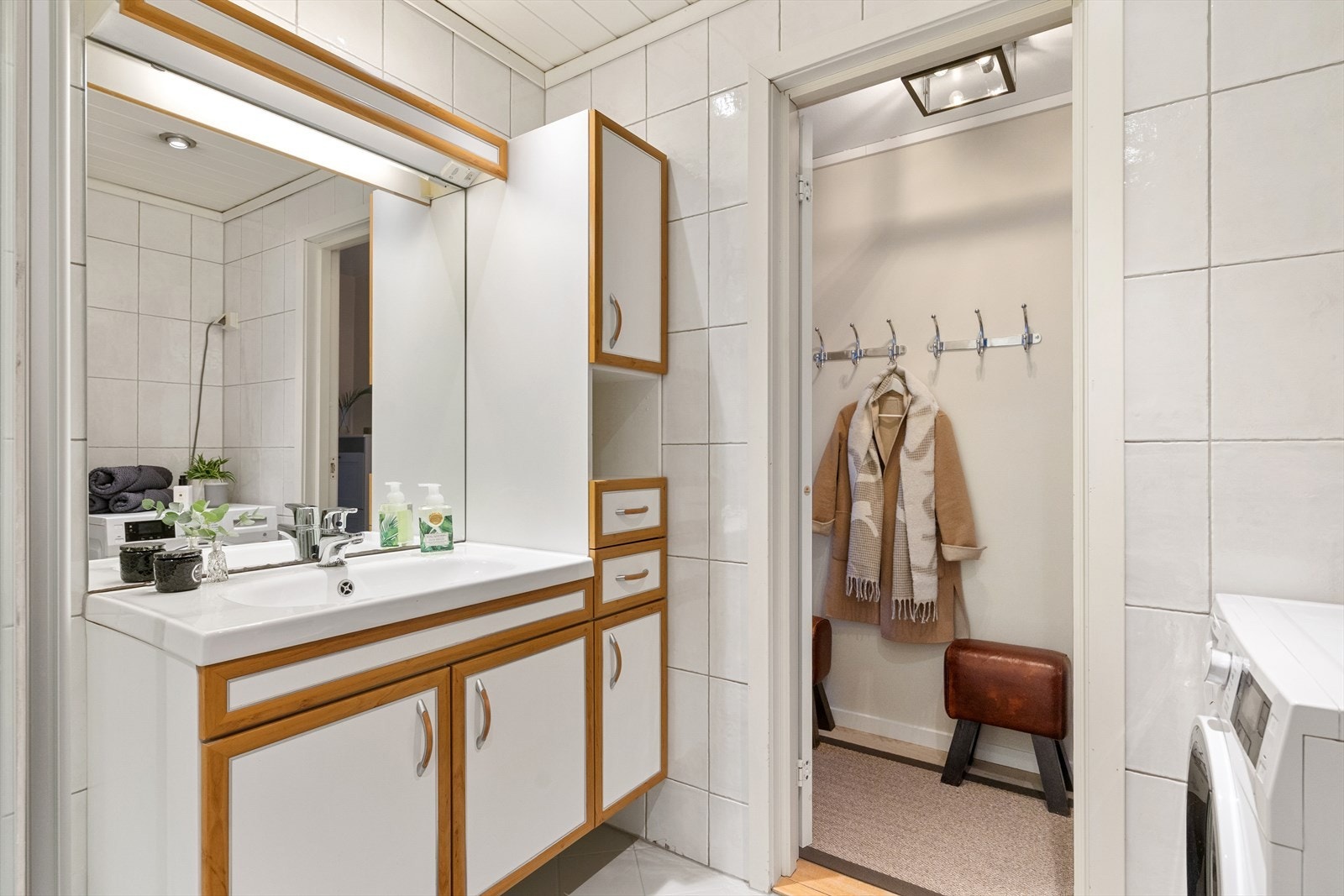 Badet består av veggmontert WC, dusjplass med dusjvegger, servant med ettgreps blandebatteri i innredning og opplegg for vaskemaskin. Galleribilde