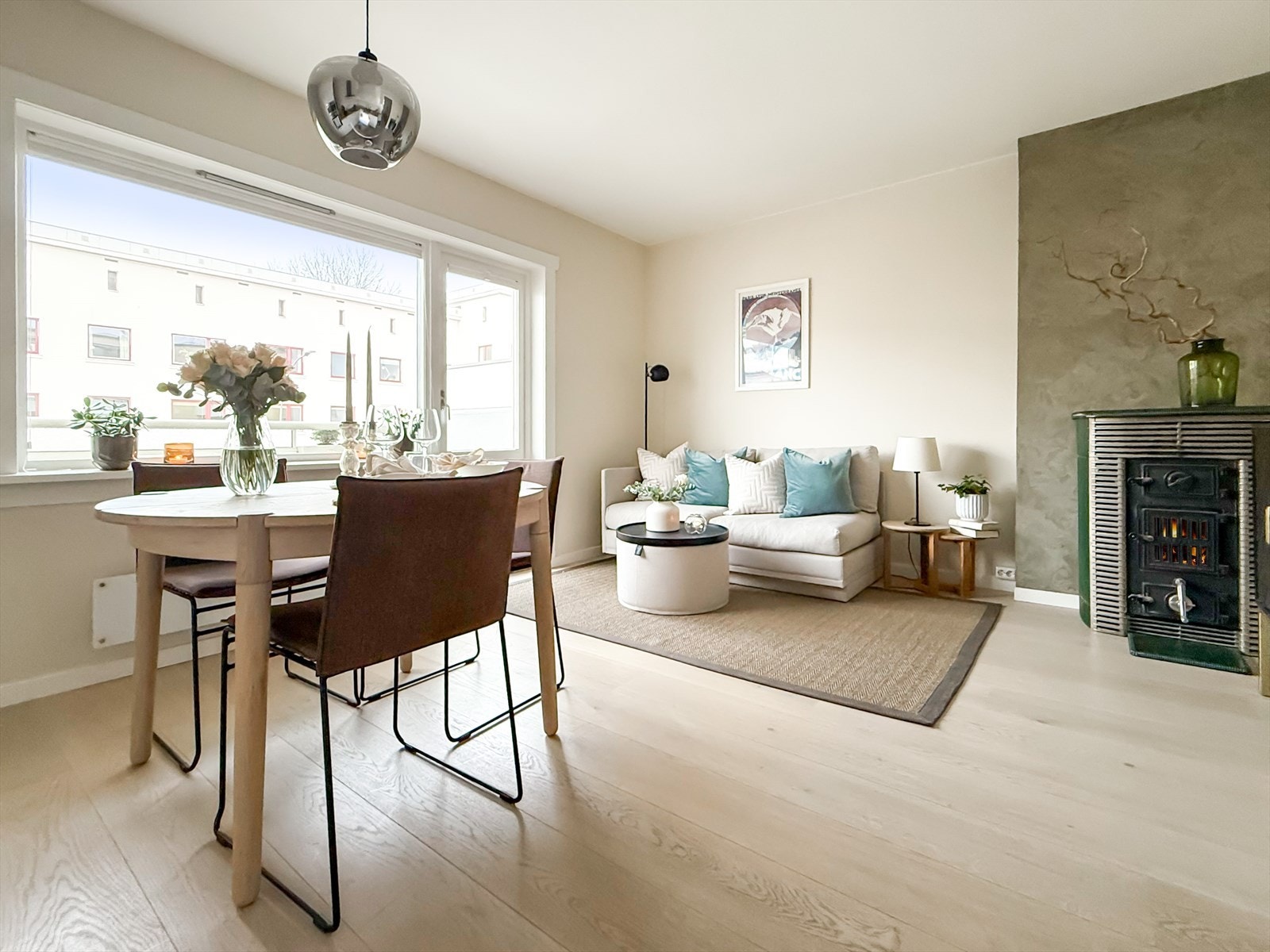 Velkommen til Mogata 8B! Her presenteres en attraktiv og smakfull 3-roms leilighet med en tilbaketrukket og luftig beliggenhet i byggets 2. etasje. Foto: Pontus Holmenäs. Galleribilde