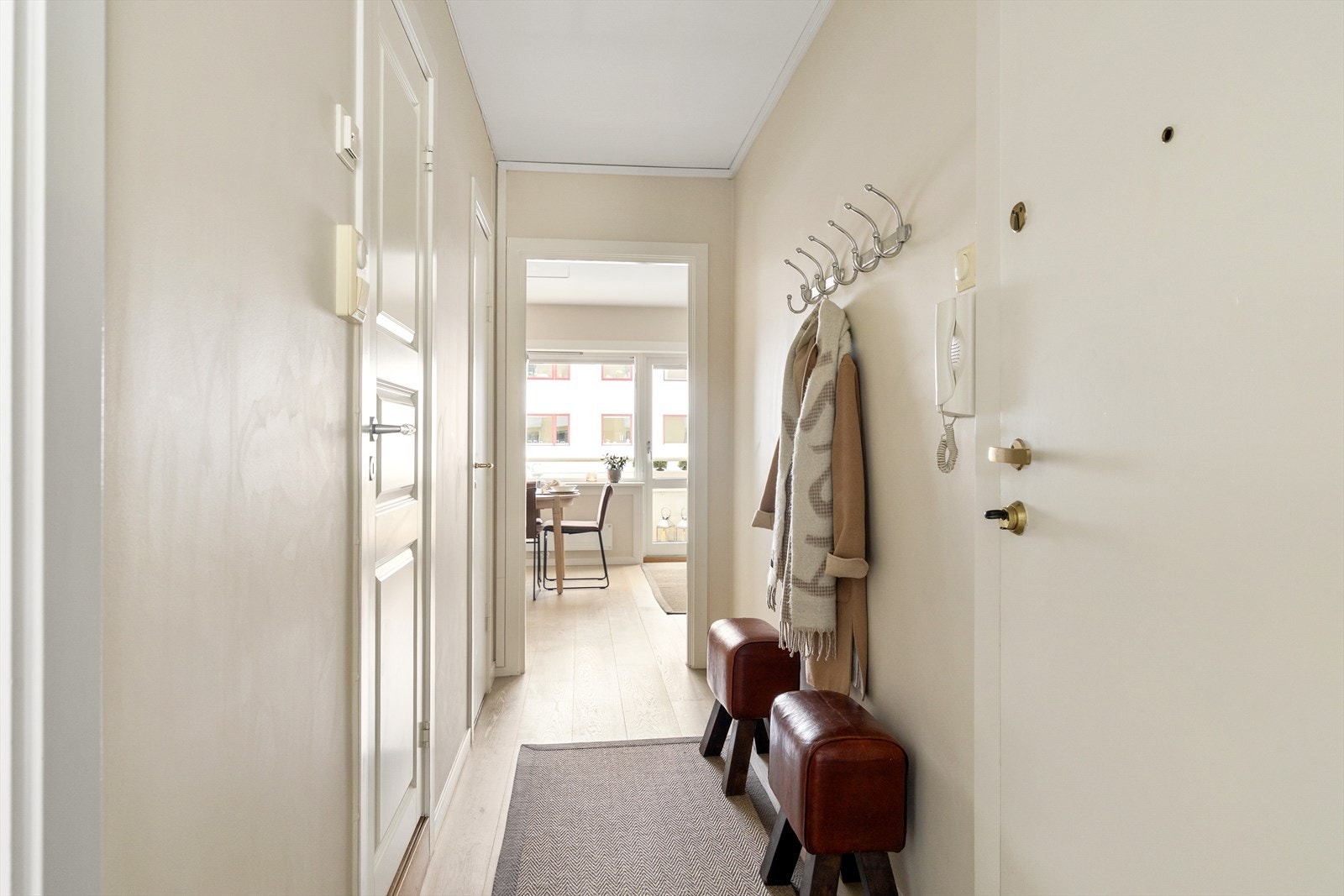 Leiligheten har en innbydende entré som skaper et umiddelbart godt førsteinntrykk. Galleribilde