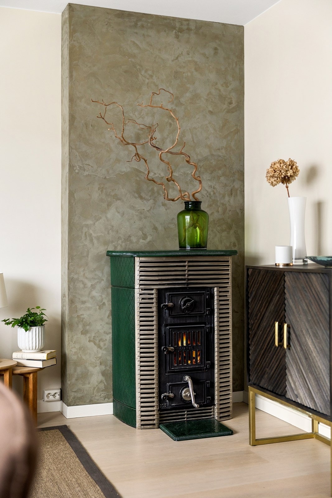 Videre har stuen en hyggelig peis som bidrar til både lun atmosfære og ekstra varme på kalde dager. Galleribilde