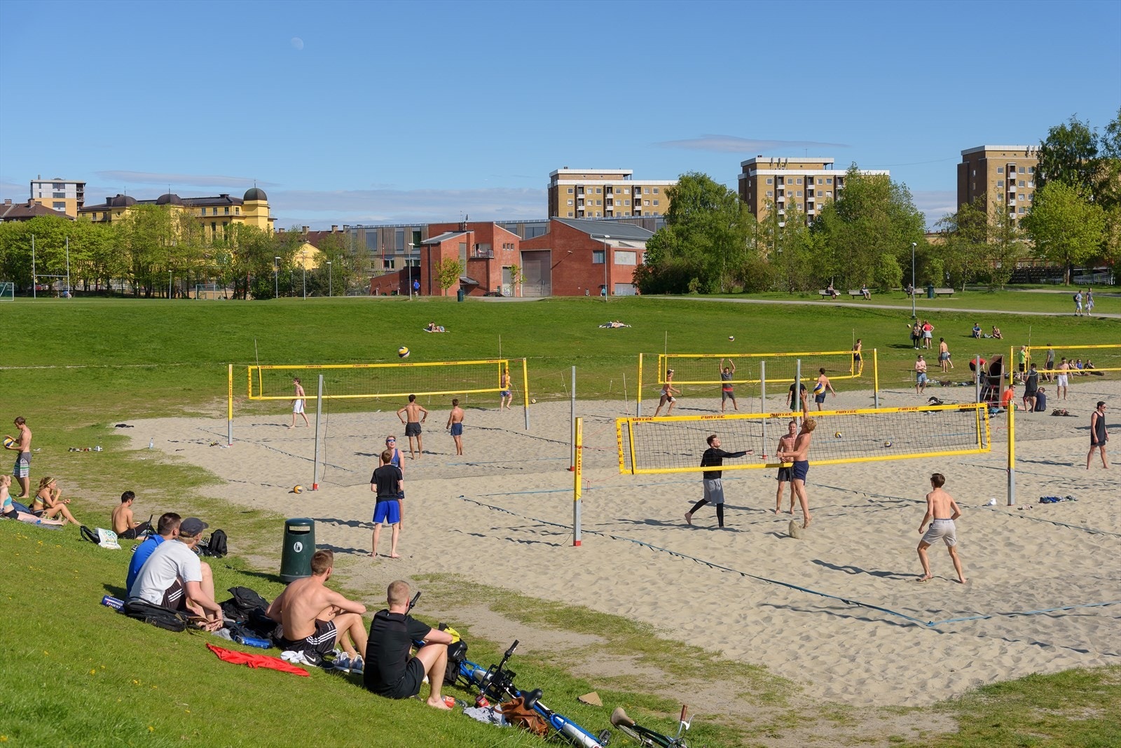 Voldsløkka er et populært uteområde like i nærheten av leiligheten hvor det er volleyball, tennis og fotballbaner, løpeløype og skøytebane på vinteren. Galleribilde