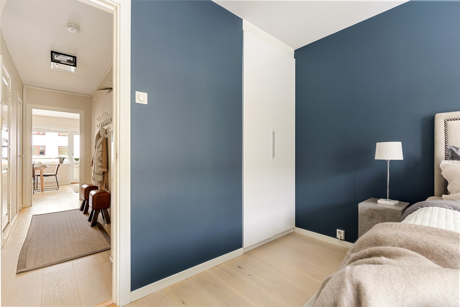 I tillegg byr rommet på gode oppbevaringsløsninger i form av et praktisk, innebygd garderobeskap. Galleribilde