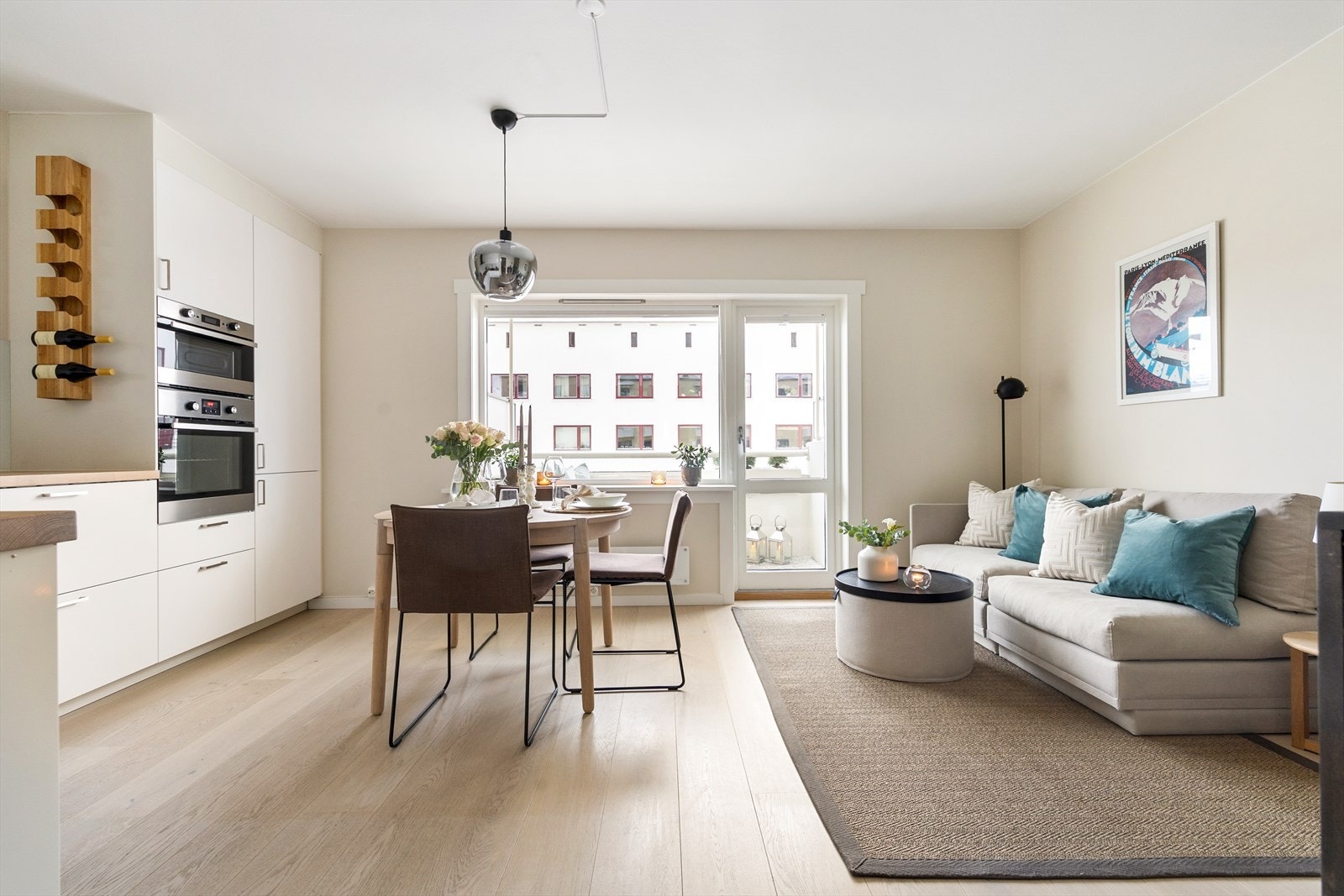 Den åpne planløsningen gir gode møbleringsmuligheter og rommer enkelt både sofagruppe, TV-møblement og spisebord med tilhørende stoler. Galleribilde