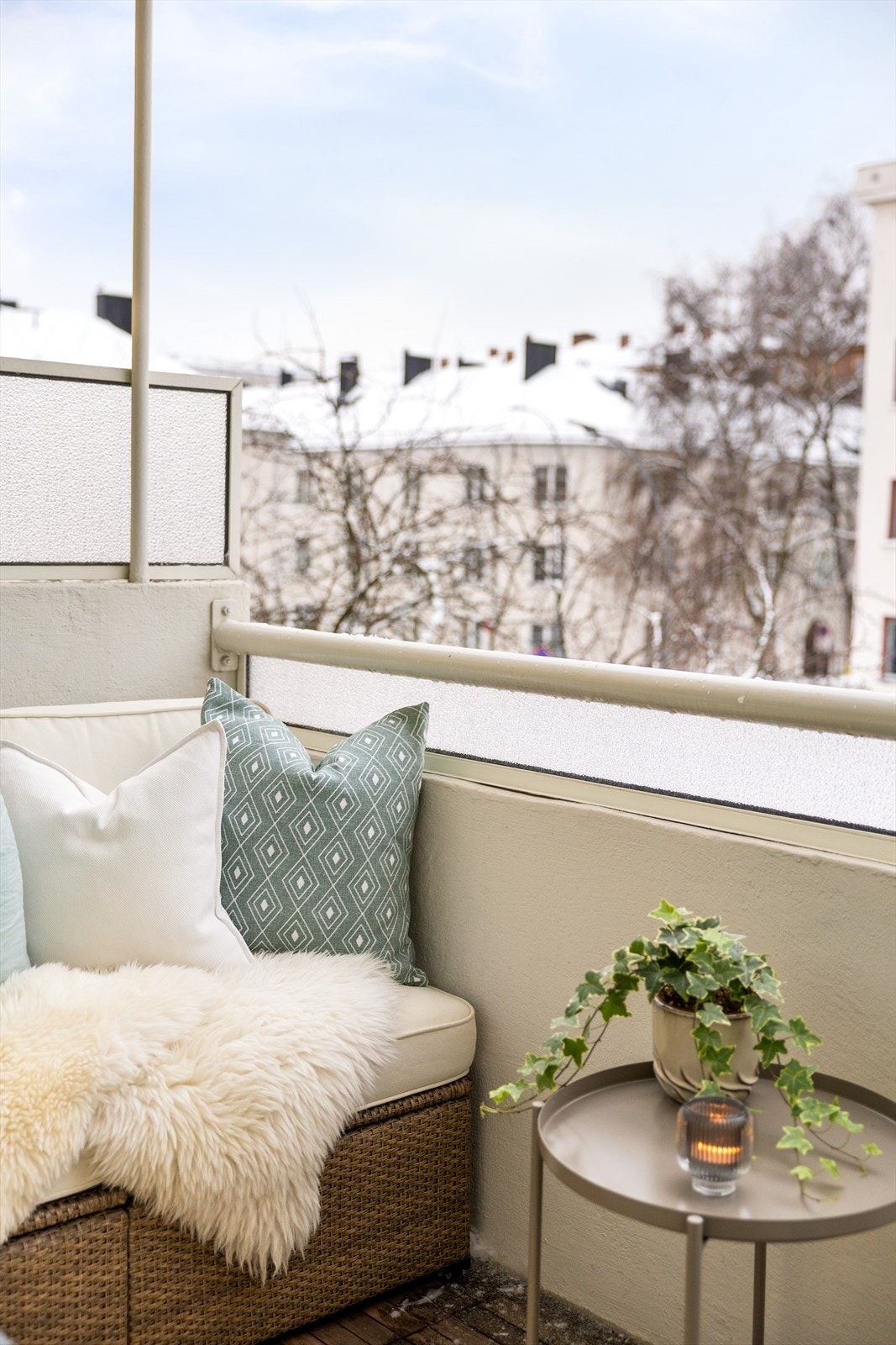 Leiligheten byr på en solrik, vestvendt balkong på ca. 3,56 m² - et trivelig uteareal med gode solforhold, velegnet for både avslapning og hyggelige sosiale stunder. Galleribilde