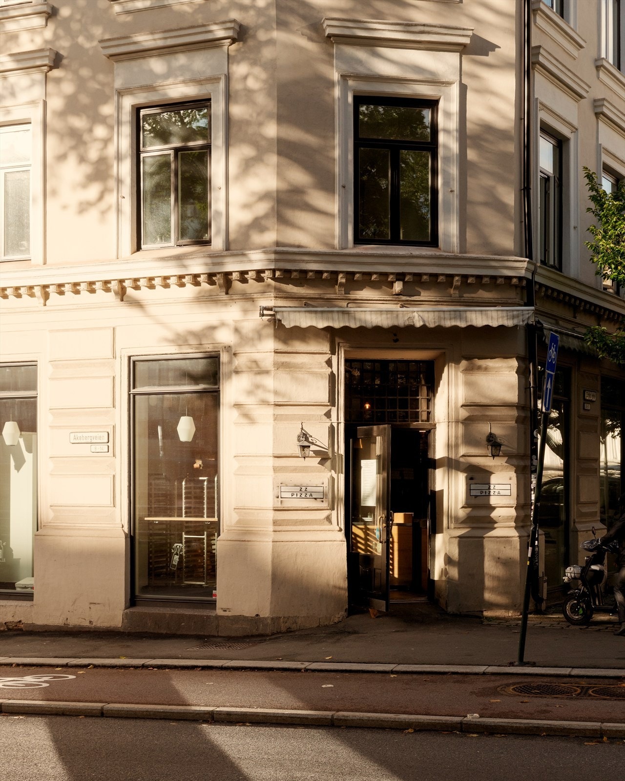 ZZ Pizza sin take-away like i nærheten. Denne er omtalt som byens kanskje beste pizza. Galleribilde