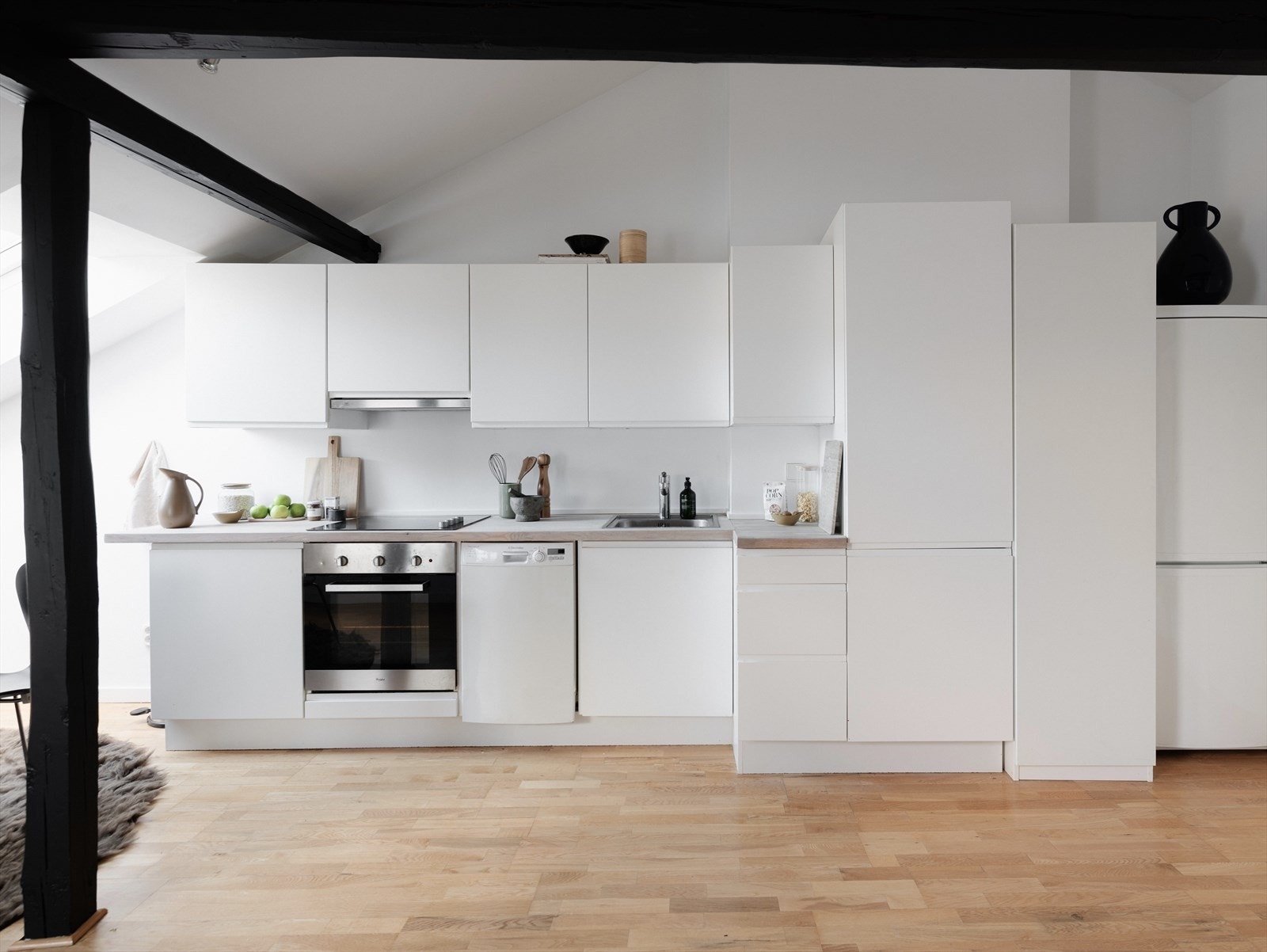 Lyst og innbydende kjøkken fra byggeår (2008), hvor det er godt med oppbevaringsplass langs innredningen. Integrert komfyr med platetopp, oppvaskmaskin og kjøl/frys. Galleribilde