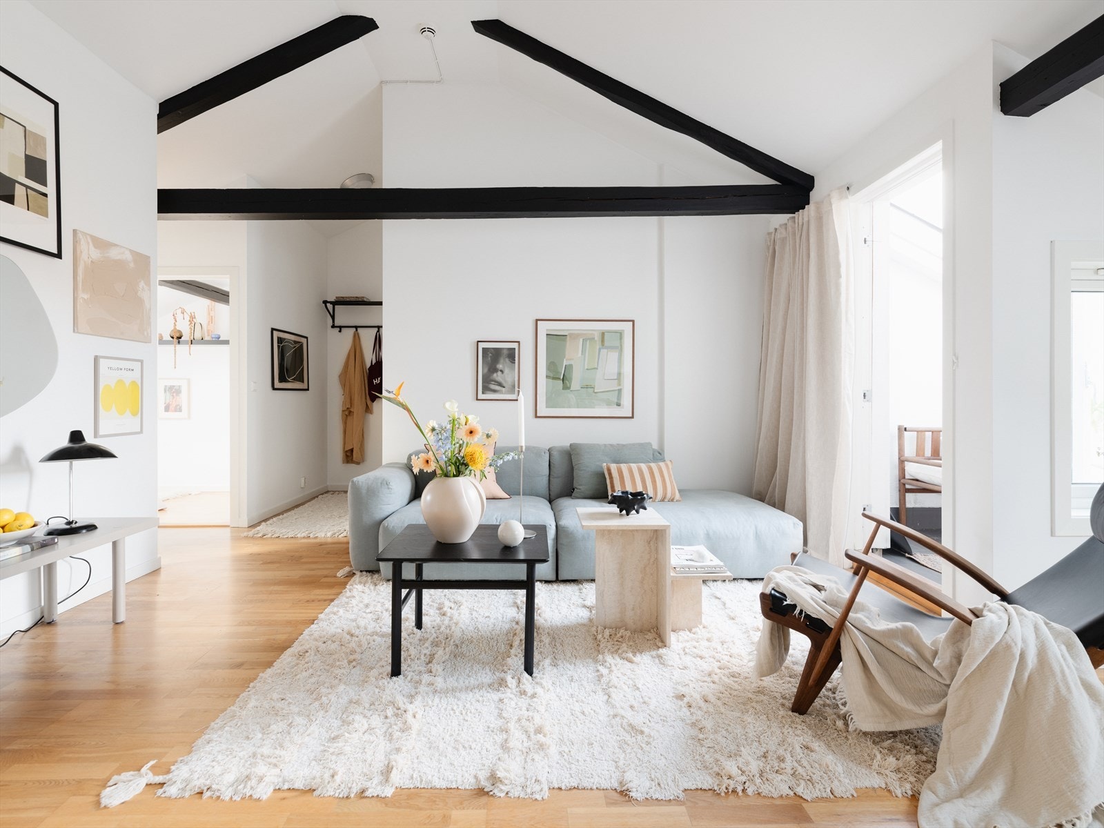 Velkommen inn i denne nydelige 3-roms loftsleiligheten, beliggende urbant til på Tøyen med kort vei til det aller meste av hva hovedstaden har å by på! Galleribilde