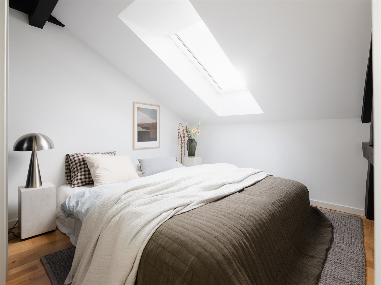 Soverom I - benyttes i dag som hovedsoverom. God plass til stor seng og nattbord på begge sider i tillegg til garderobeløsning. Galleribilde