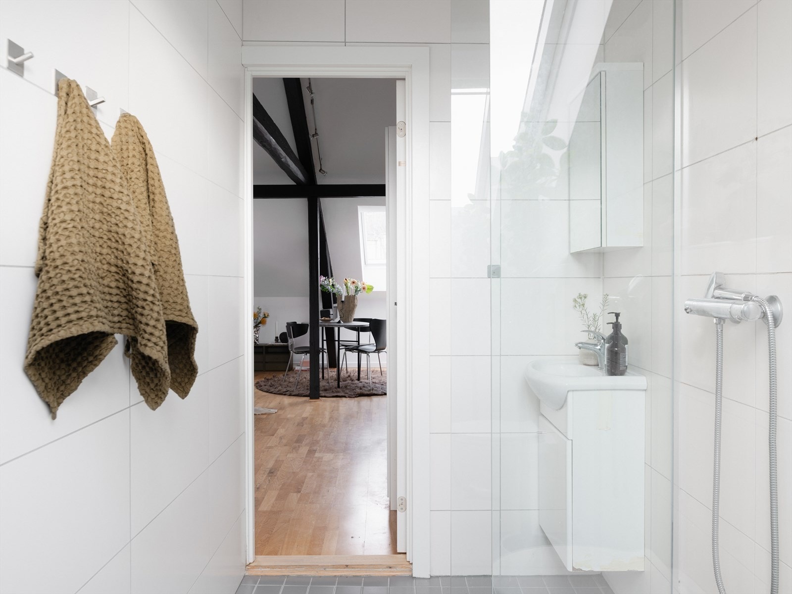 Varmekabler i baderomsgulv. Servantinnredning med skap og vegghent speilskap. Galleribilde