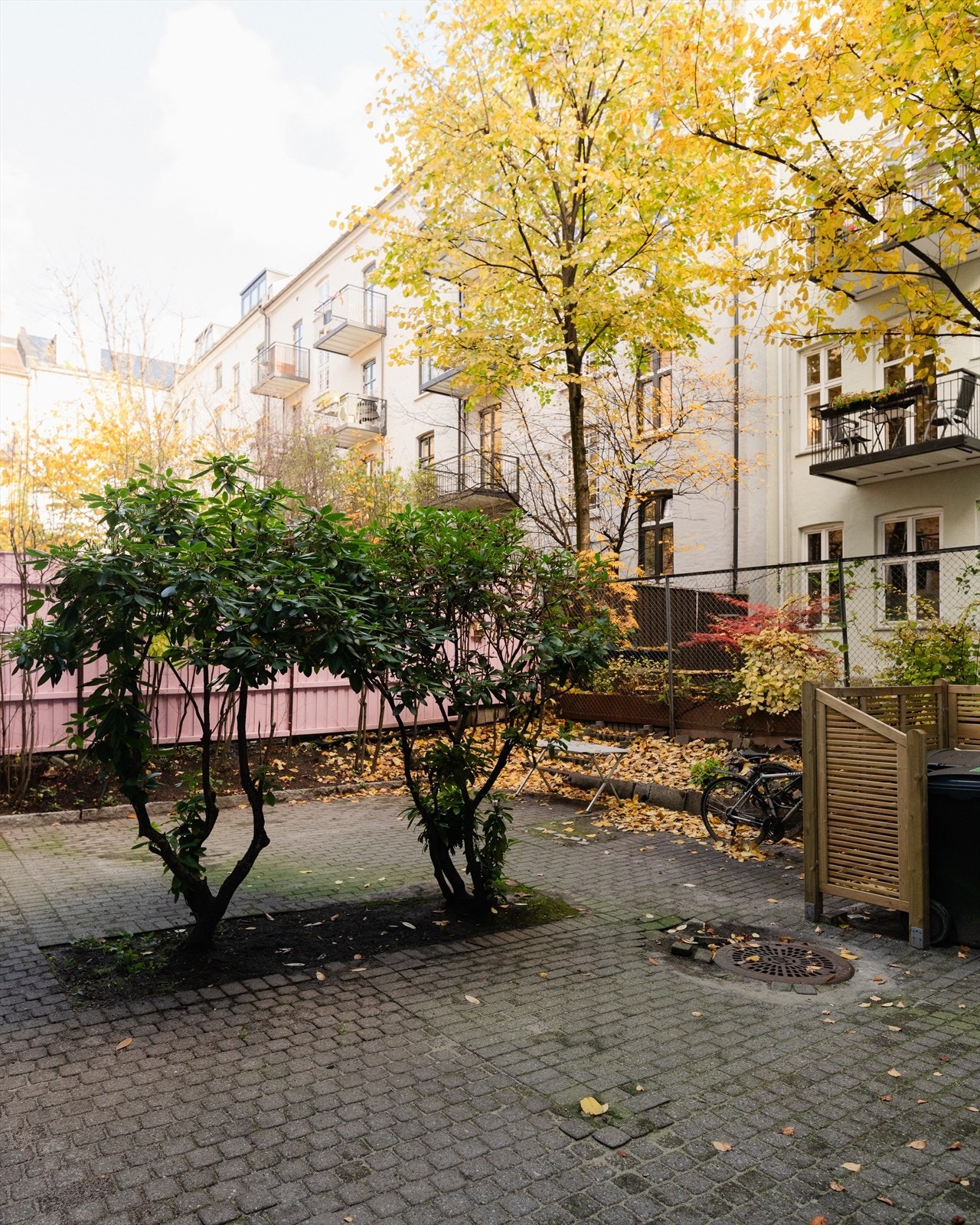 En hyggelig og forseggjort bakgård som har vært under oppgradering i 2024. Galleribilde