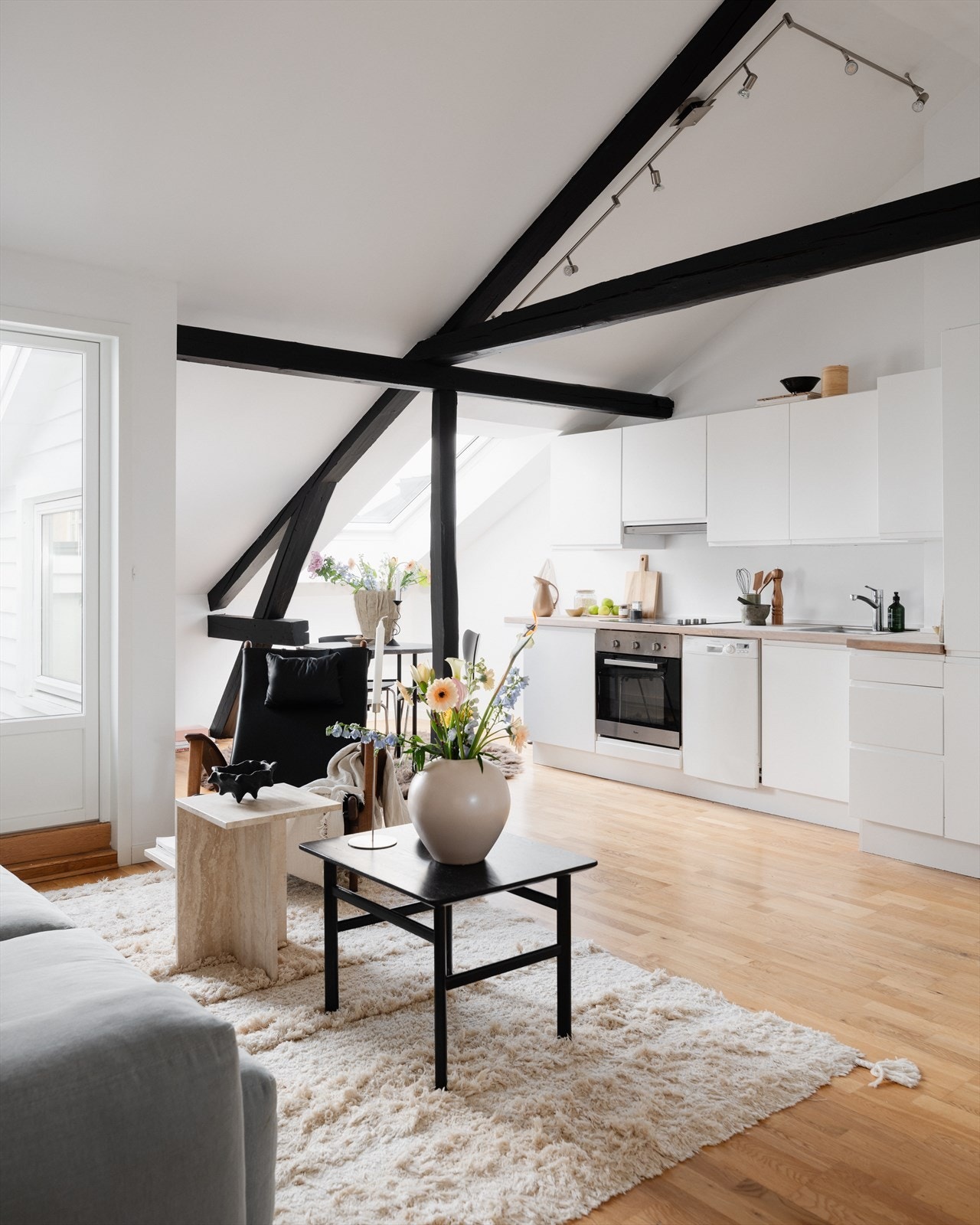 Leiligheten ligger i en klassisk gård, hvor loftet i gåden ble bygget ut og omgjort til loftsleiligheter i 2008. Galleribilde