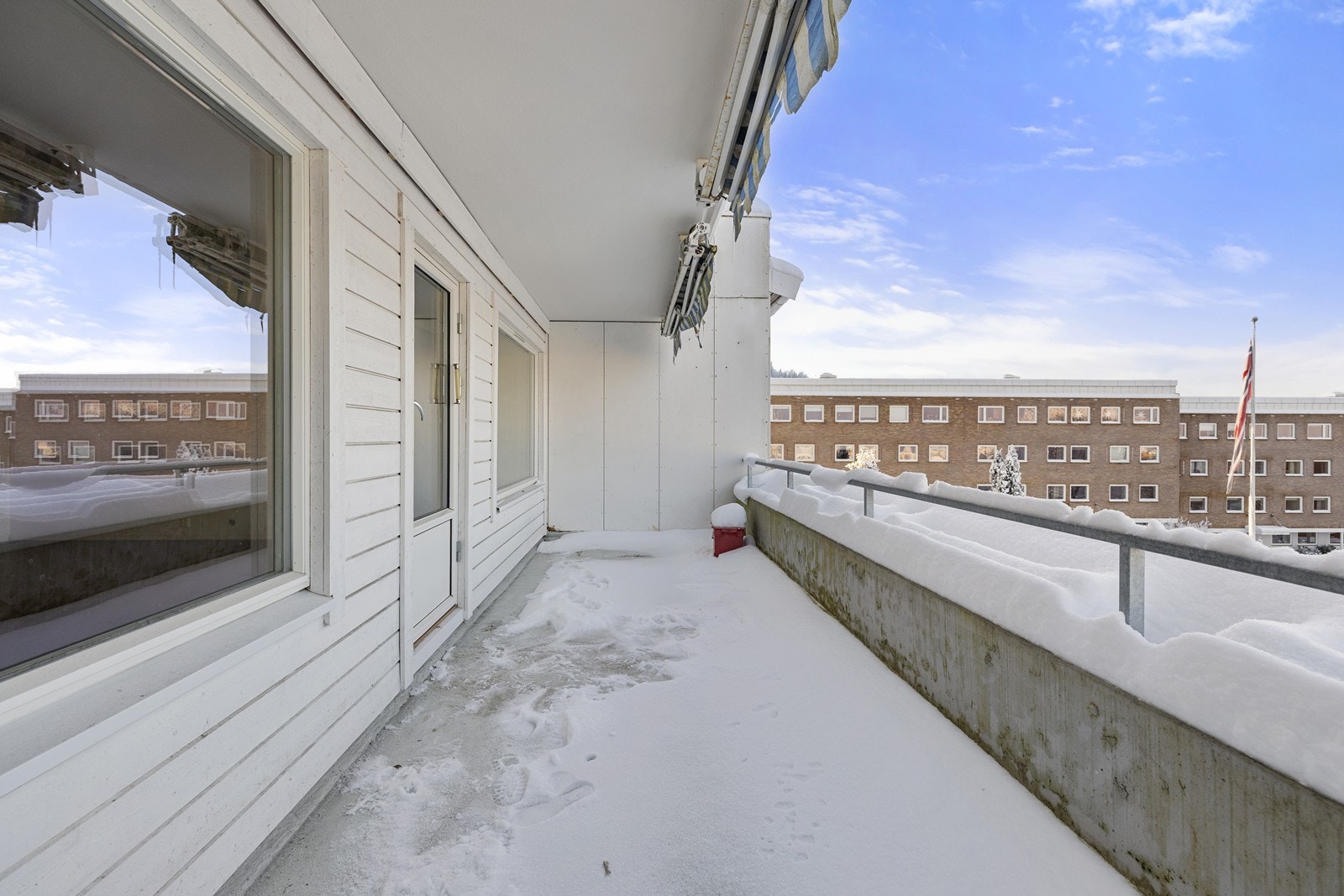 Balkong med god størrelse og plass til utemøbler. Galleribilde