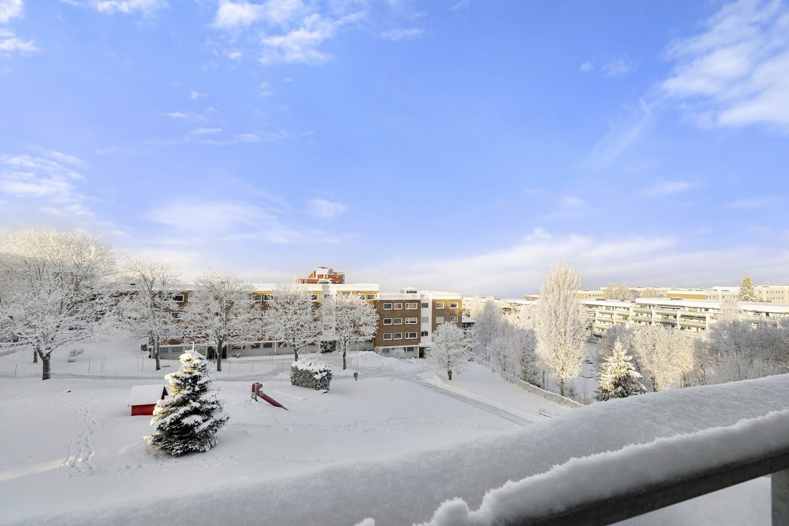 Utsikt fra balkong med åpen og luftig beliggenhet. Galleribilde