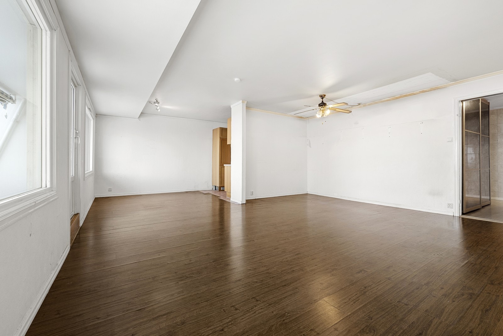 Stue med store vindusflater som gir rikelig med naturlig lys. God romfølelse. Galleribilde