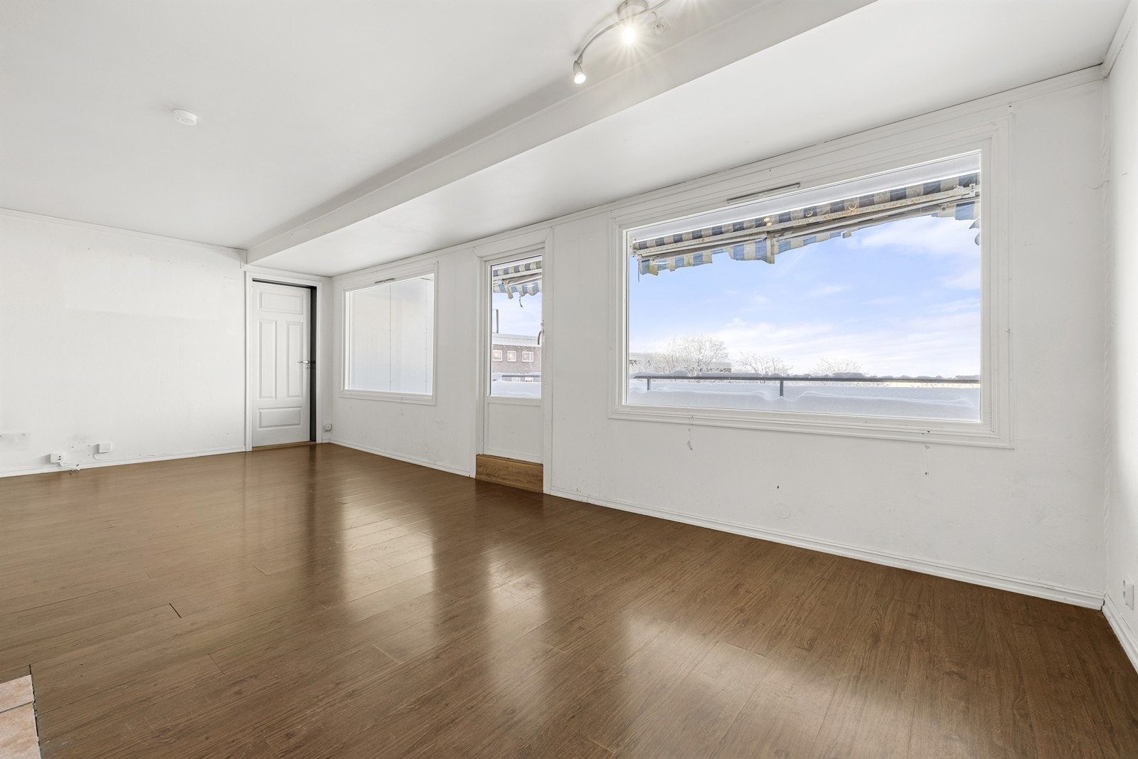 Fra stuen er det utgang til balkongen. Galleribilde