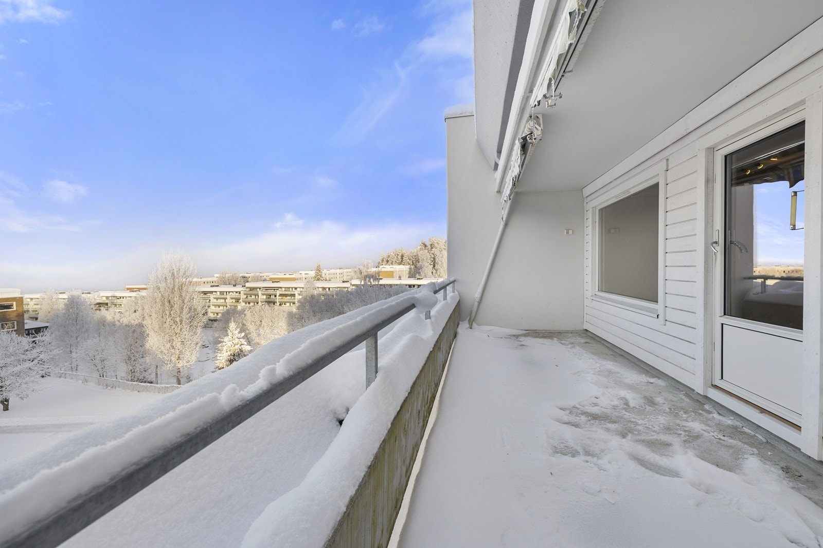 Balkong med utsyn mot nærområdet og felles grøntarealer. Galleribilde