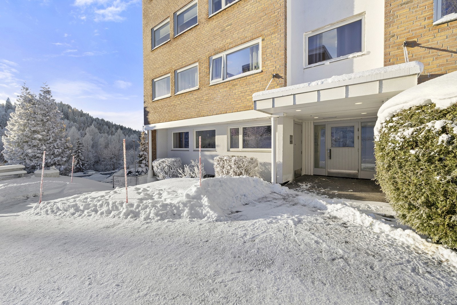 Inngangsparti til bygget med overbygget adkomst. Galleribilde