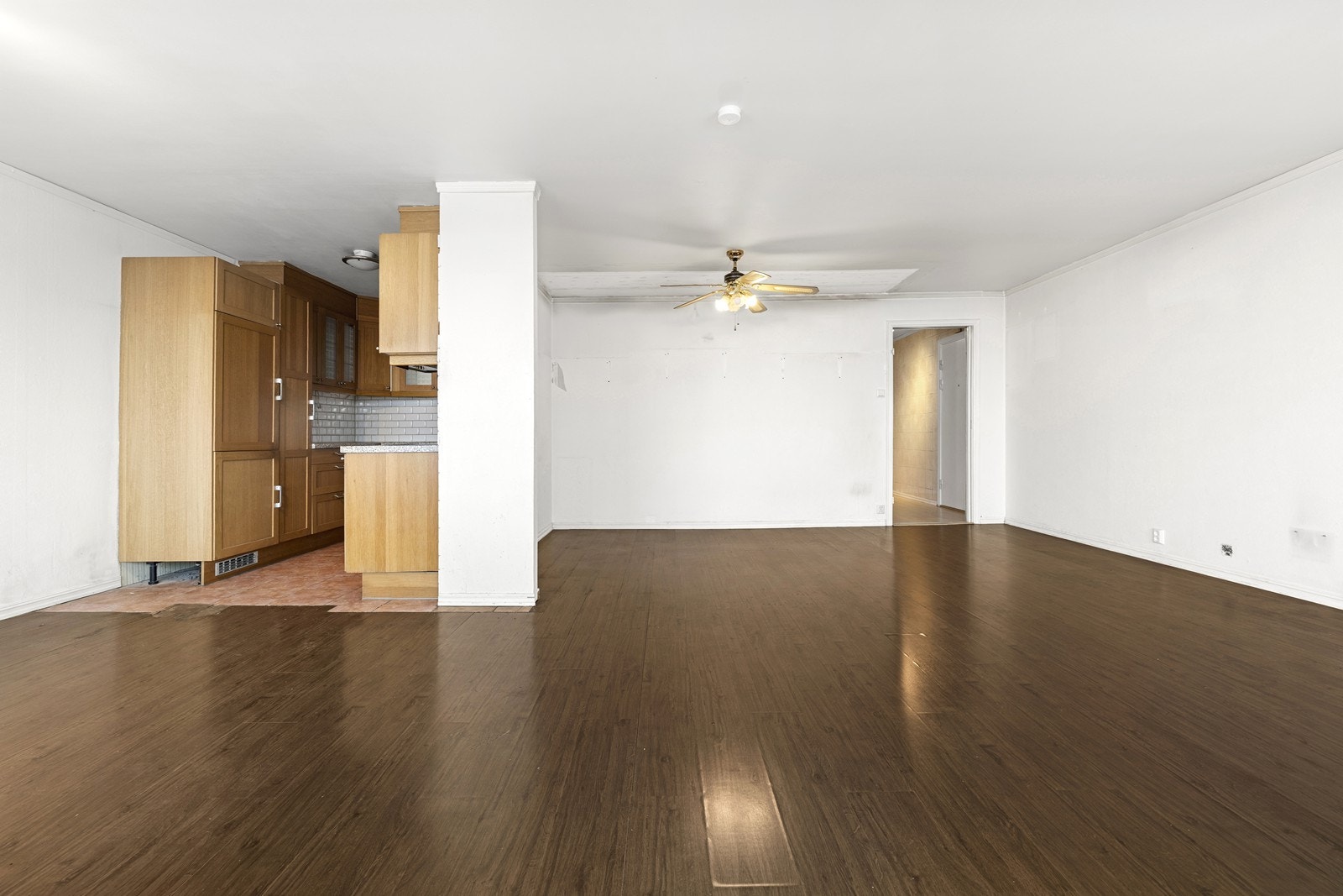 Stuen er i en delvis åpen løsning med kjøkkenet. Galleribilde