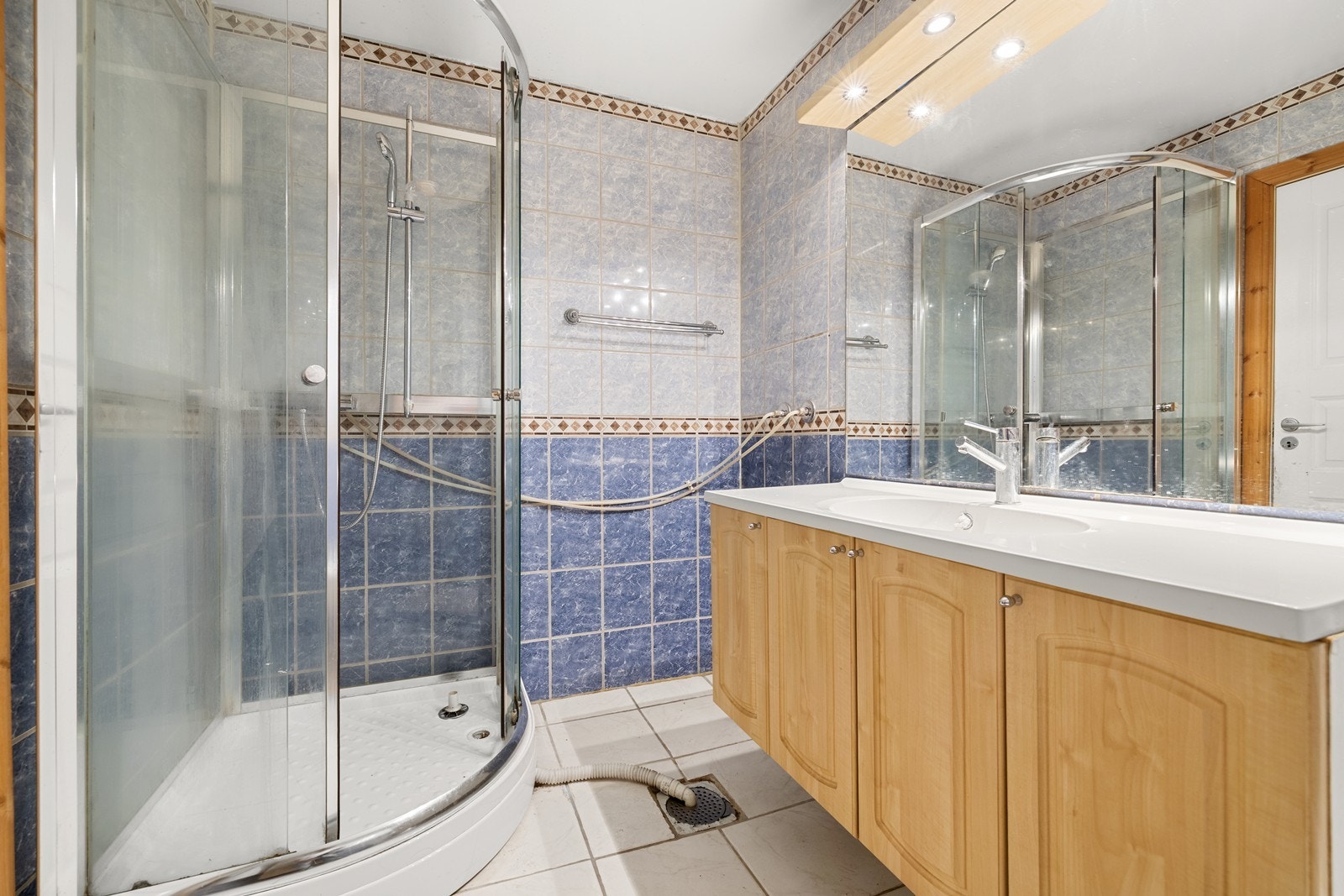 Bad med dusjløsning, servant og toalett. Full oppgradering må påregnes. Galleribilde