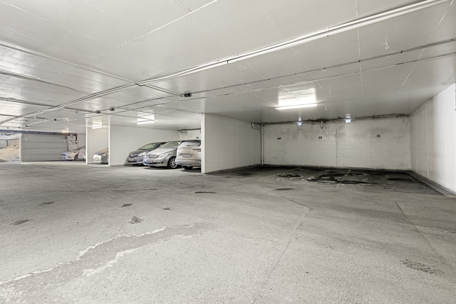 Garasjeanlegg med fast garasjeplass til leiligheten. Galleribilde