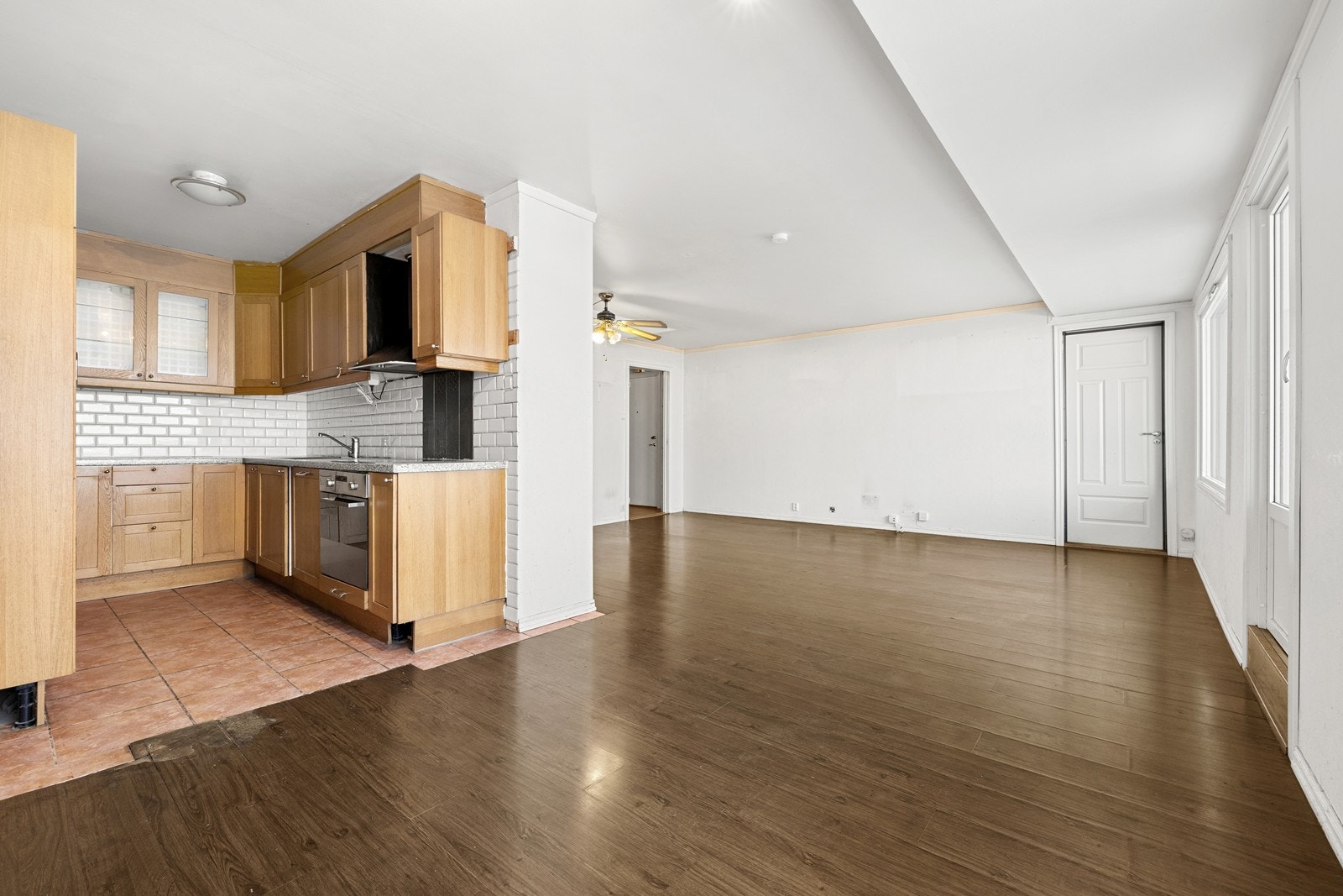 Kjøkken med benkeplass og opplegg for hvitevarer. Galleribilde