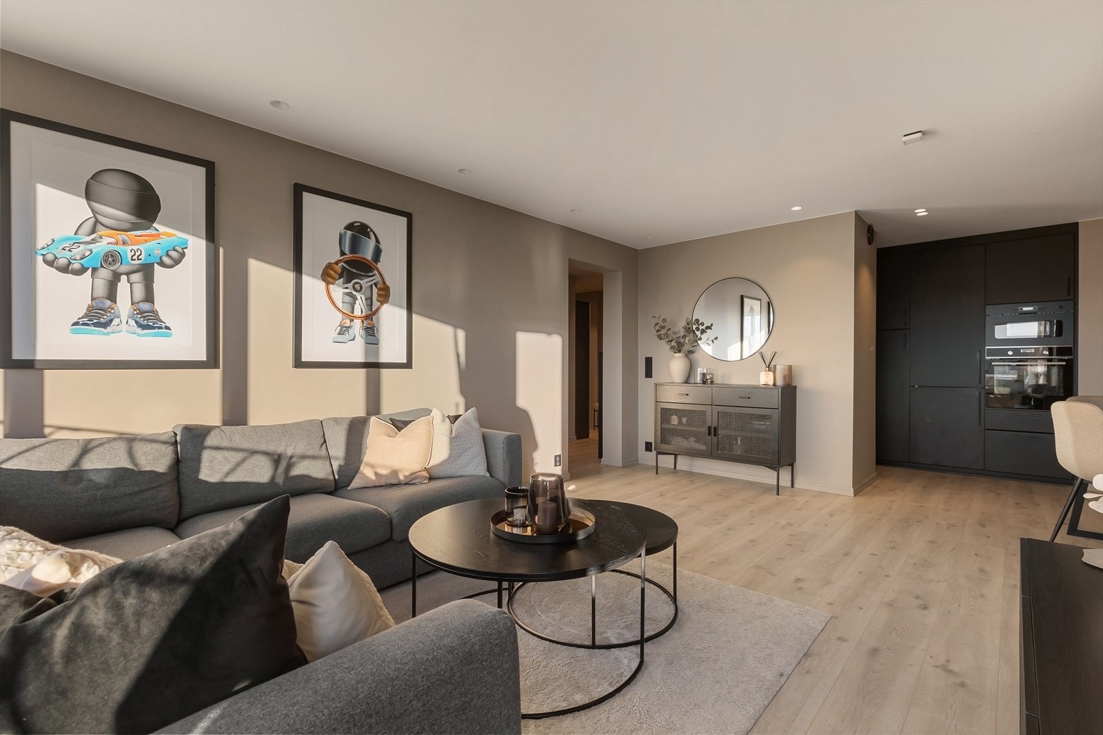 Boligen er malt i en tidsriktig og moderne fargetone kombinert med lekker 1-stavs laminat på gulv Galleribilde