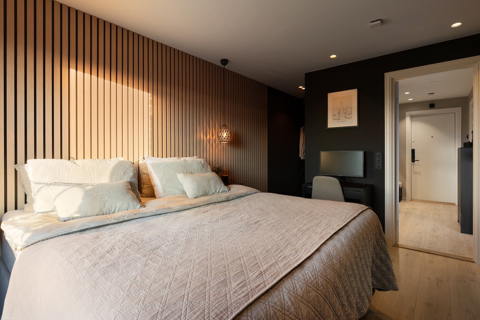Hovedsoverommet har walk-in-garderobe med god lagringsplass Galleribilde