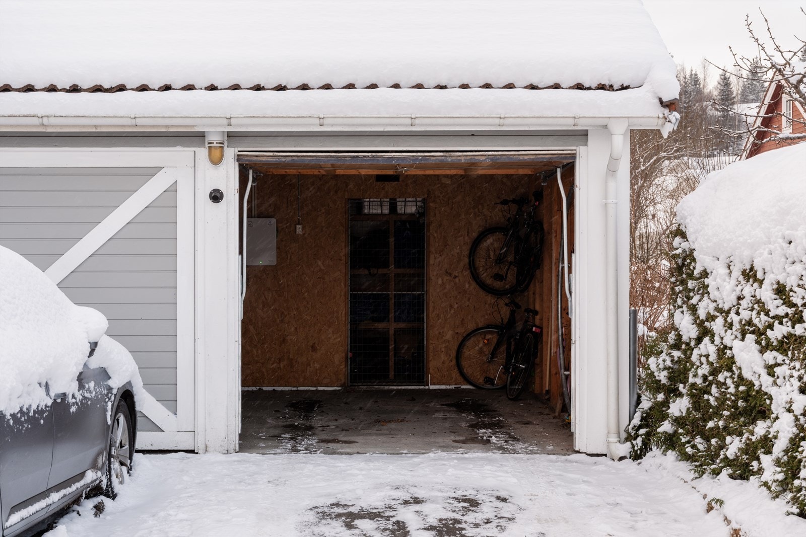 Boligen disponerer garasjeplass merket med nr. 27 i felles garasjeanlegg på huseierforeningen sin eiendom. Det er montert ladestasjon for elbil. Galleribilde