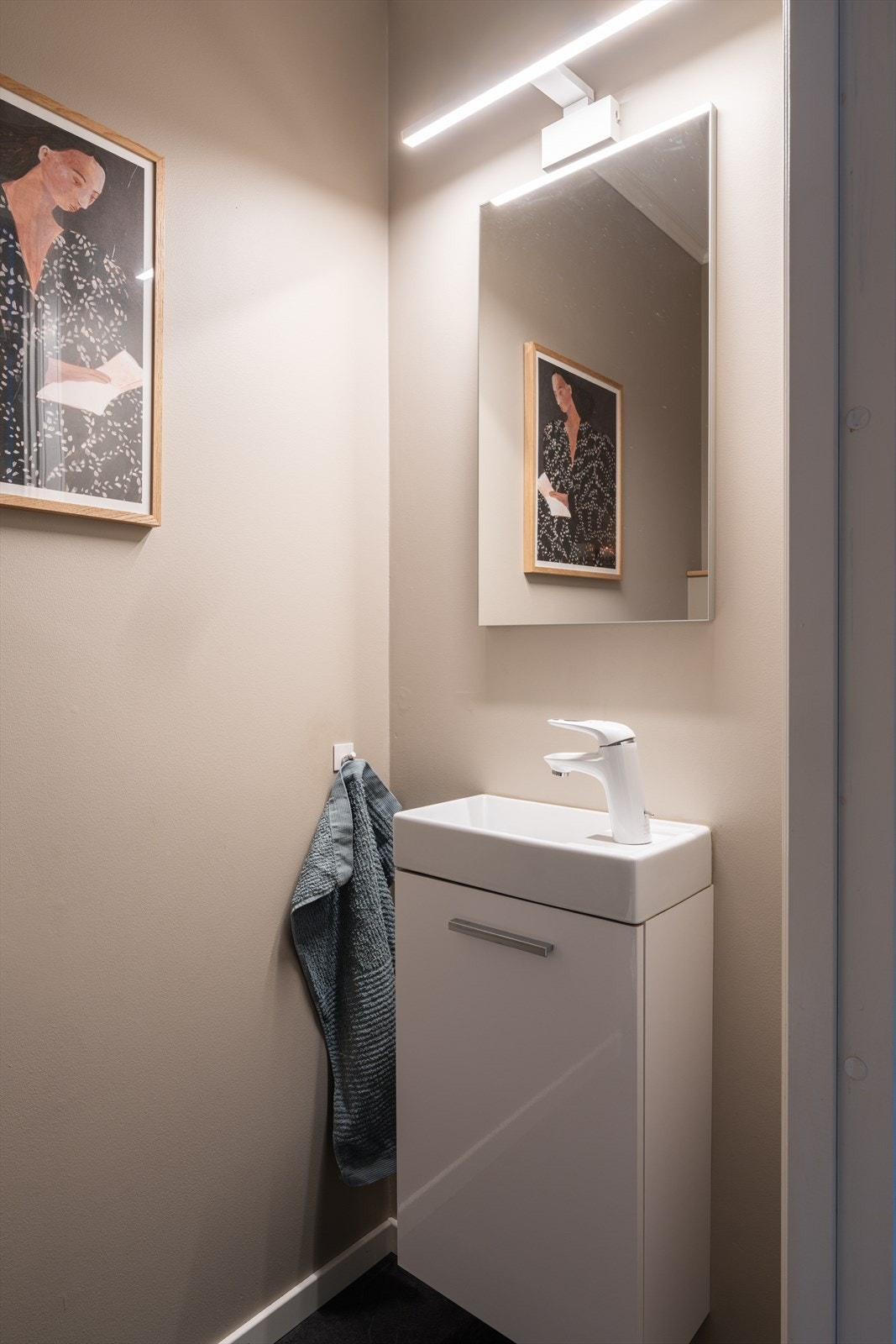 I 1. etasje er det et separat toalettrom, praktisk plassert og velegnet for gjester. Galleribilde