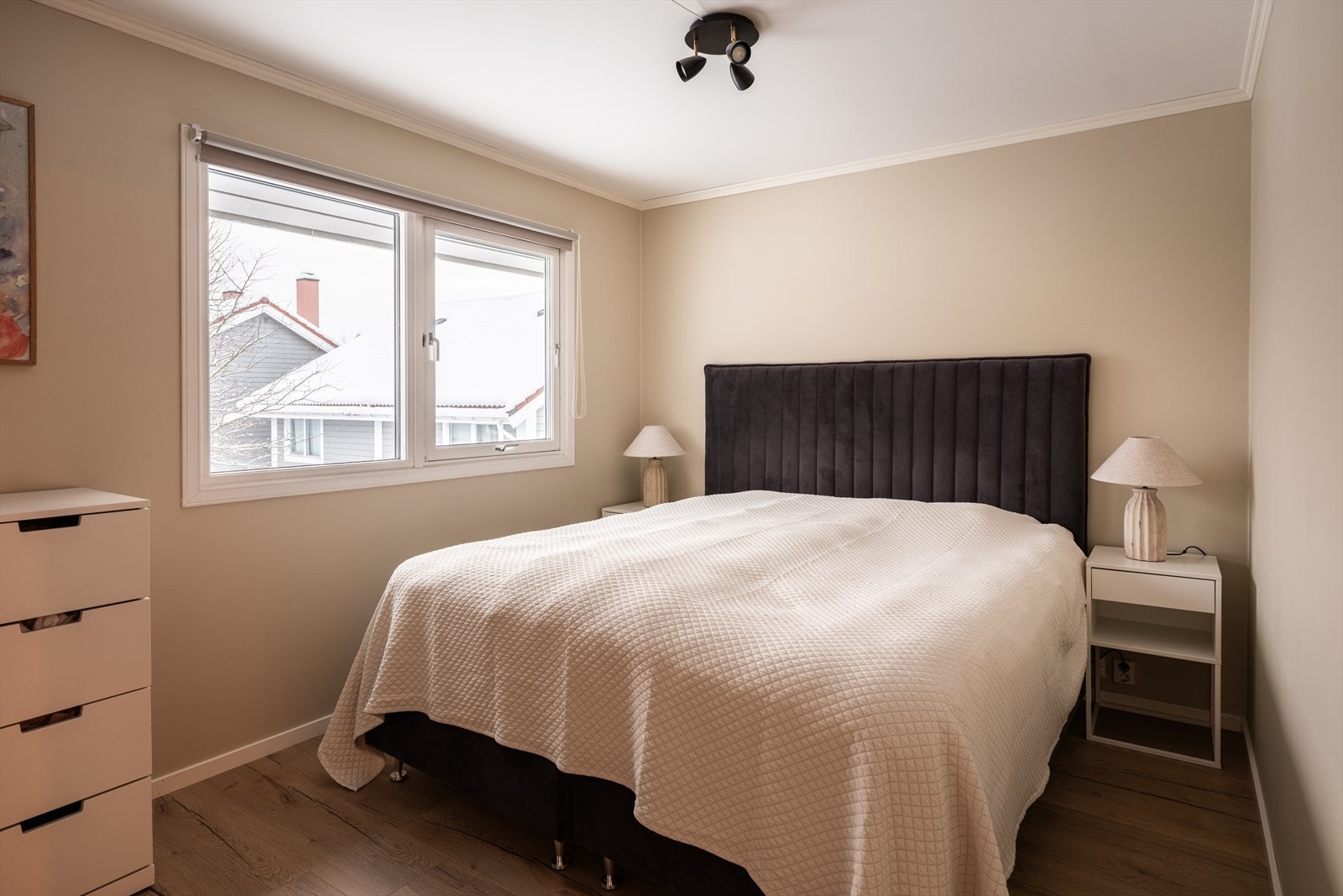 Boligen har tre soverom samlet på samme plan som badet i 2. etasje, en praktisk og familievennlig løsning. Galleribilde