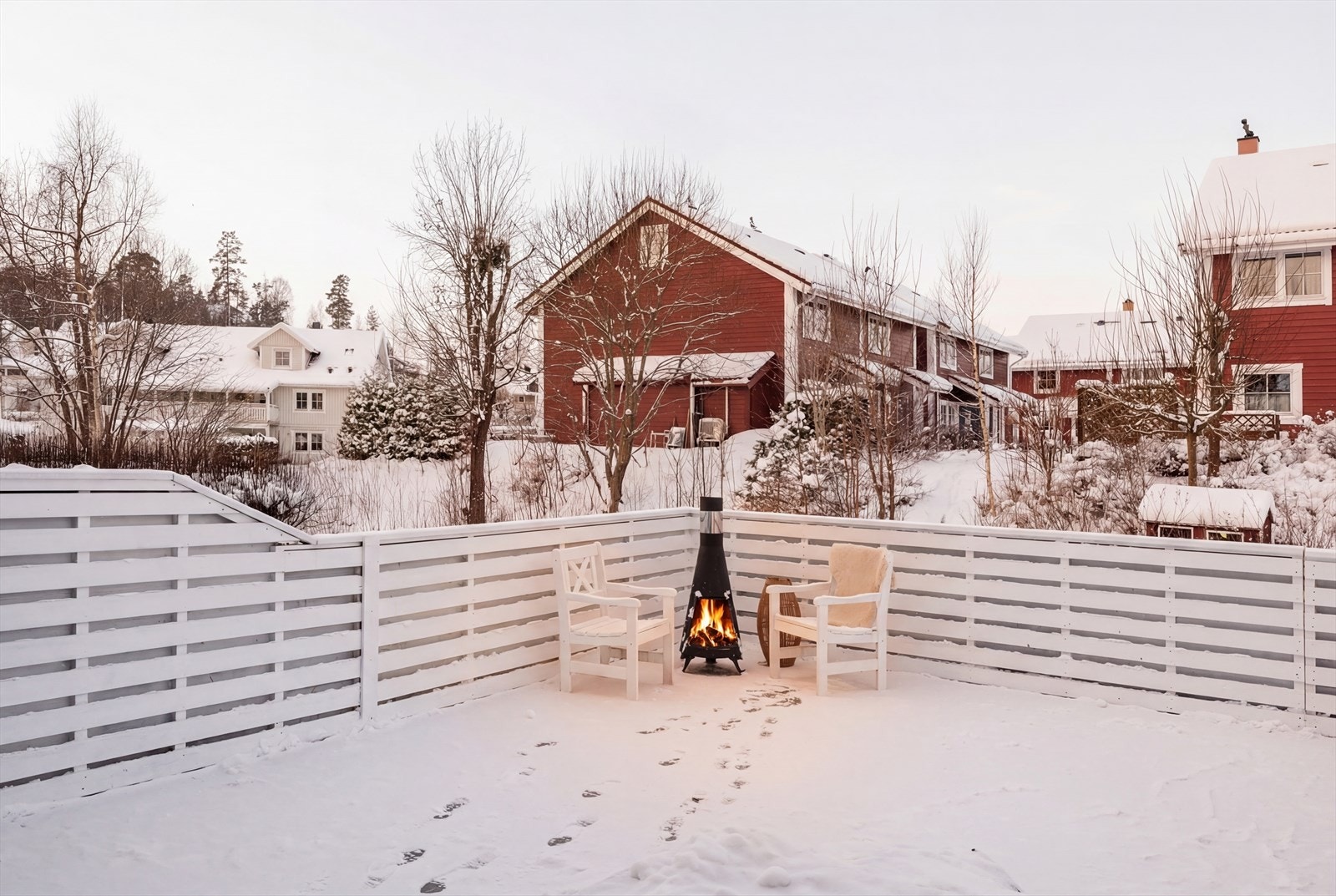 Det er montert motorstyrt markise, utelys og utvendige stikkontakter. Terrassen ble beiset og rekkverket malt i 2025. Galleribilde
