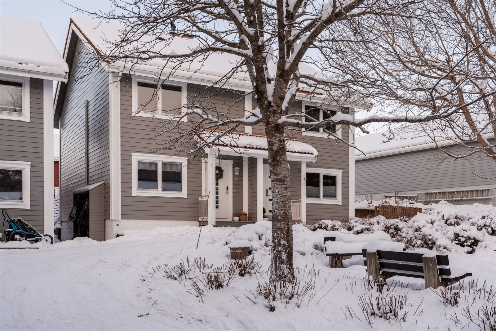 Selger beskriver solforholdene som svært gode, særlig i sommerhalvåret. Midtsommers har tunet og området utenfor inngangsdøren morgensol fra ca. kl. 07 til 12. Fra rundt kl. 12 og helt frem til ca. kl. 21 har man solen på terrassen. Galleribilde