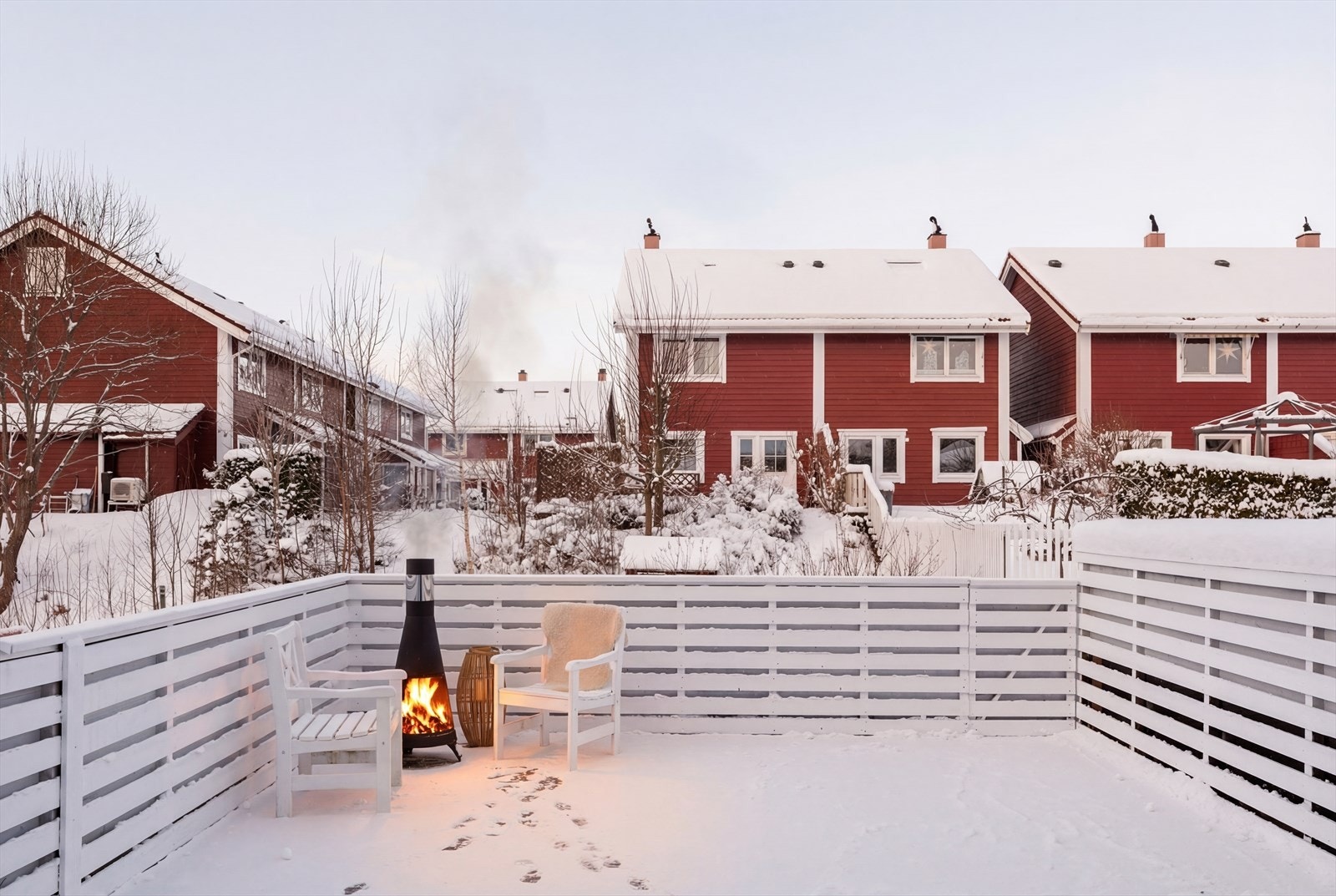 Boligen har en eiet tomt på 119,8 kvm. Tomten er opparbeidet med en flott vestvendt terrasse på ca 35 kvm med adkomst fra stuen. Galleribilde